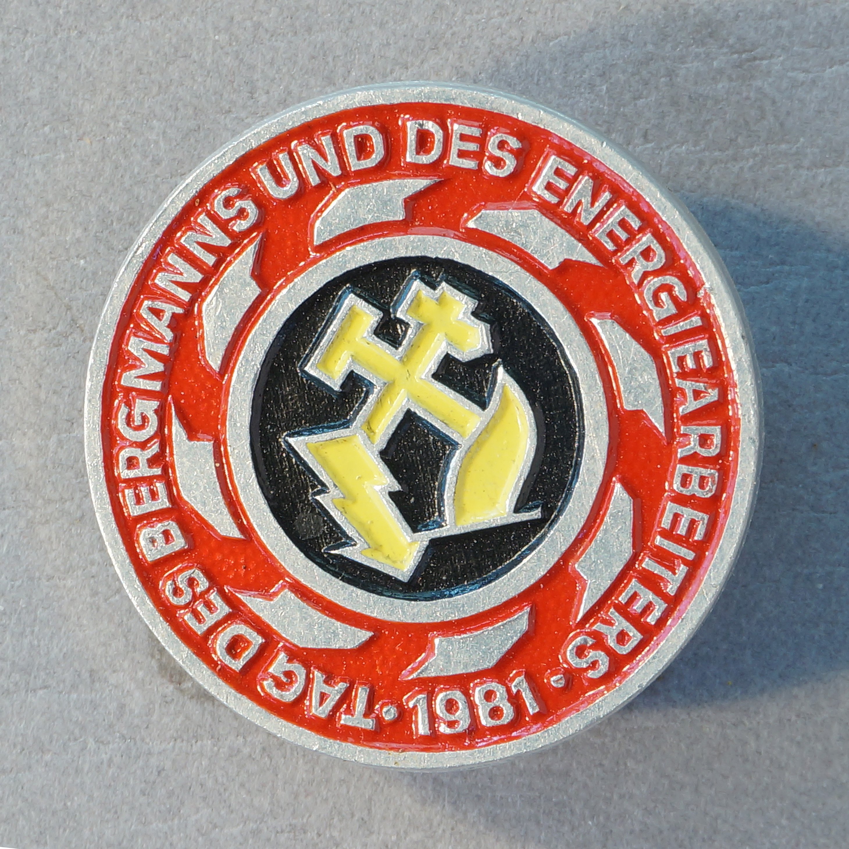 des Energiearbeiters" 1981 DDR Abzeichen "Tag des Bergmanns u 