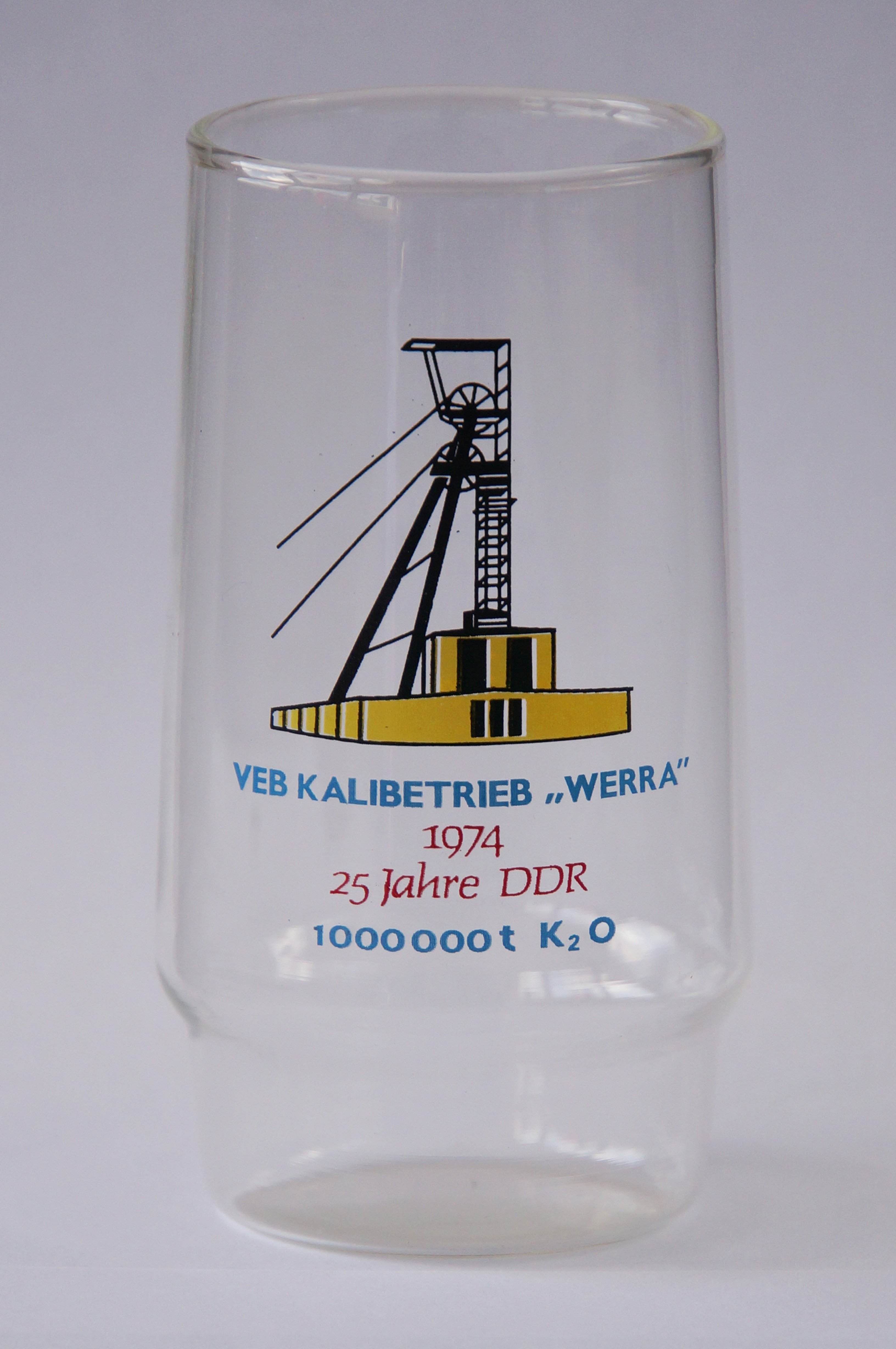 Glas mit Aufdruck '25 Jahre DDR' (Werra-Kalibergbau-Museum, Heringen/W. CC BY-NC-SA)