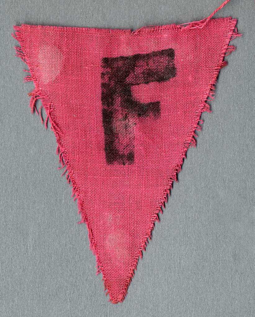 Stoffdreieck für KZ-Häftlinge 'pink mit F' (Homosexueller Franzose) (Werra-Kalibergbau-Museum, Heringen/W. CC BY-NC-SA)