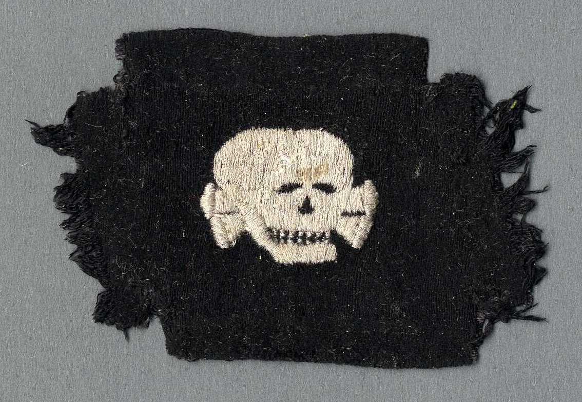 Teil eines Mützenbandes 'Totenkopf' für SS-Angehörige (Werra-Kalibergbau-Museum, Heringen/W. CC BY-NC-SA)
