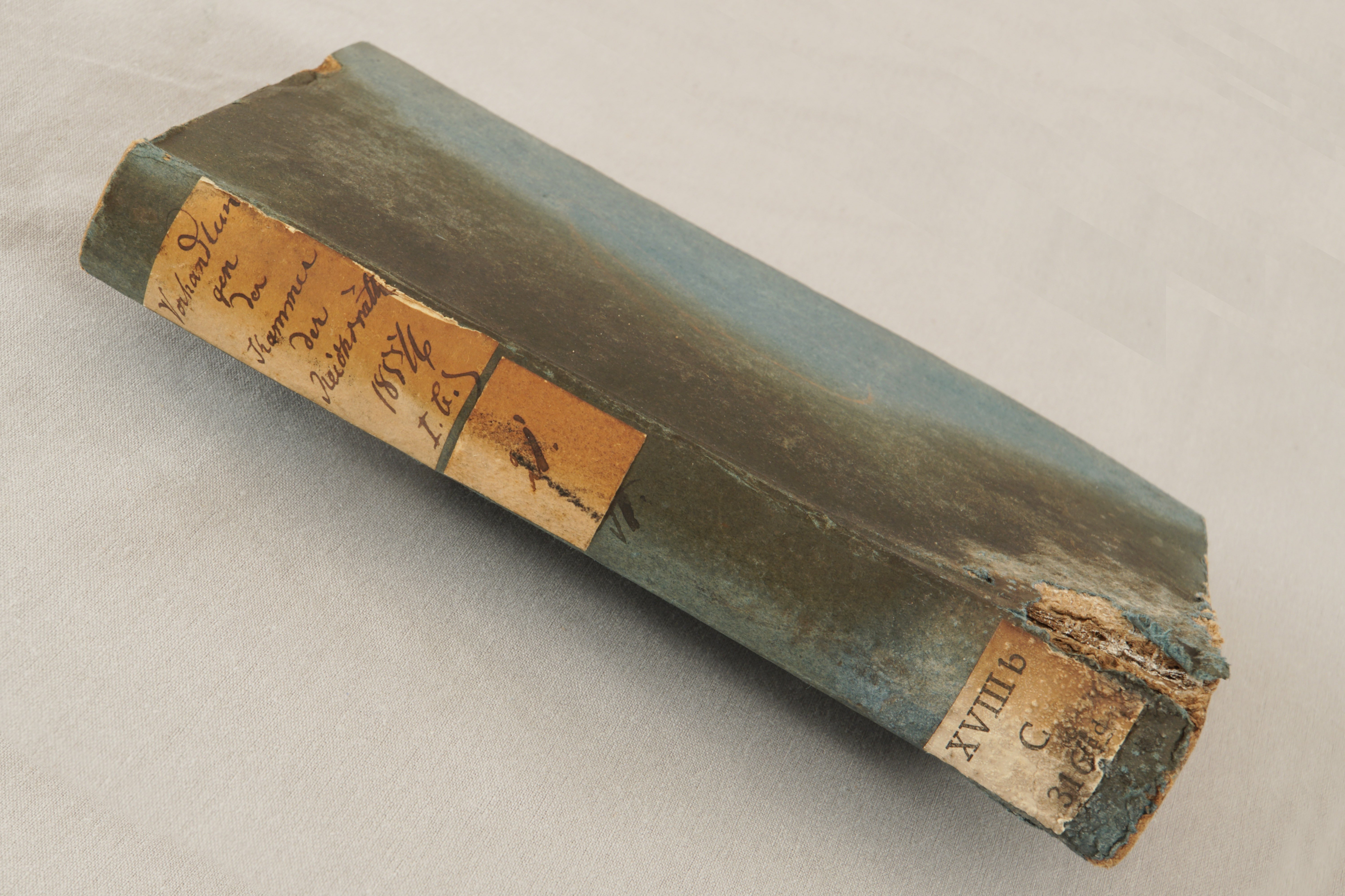 Sog. 'Salzband' (durch Feuer, Salz und Wasser beschädigtes Buch) (Werra-Kalibergbau-Museum, Heringen/W. CC BY-NC-SA)