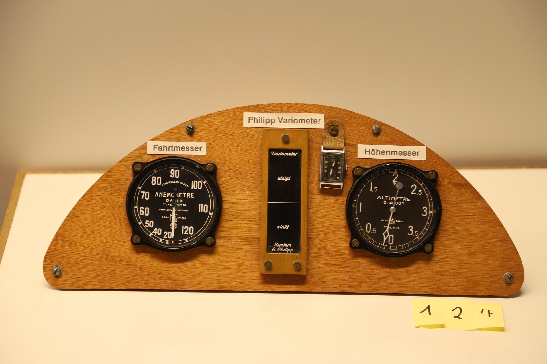 Armbanduhr (Deutsches Segelflugmuseum mit Modellflug CC BY-NC-SA)