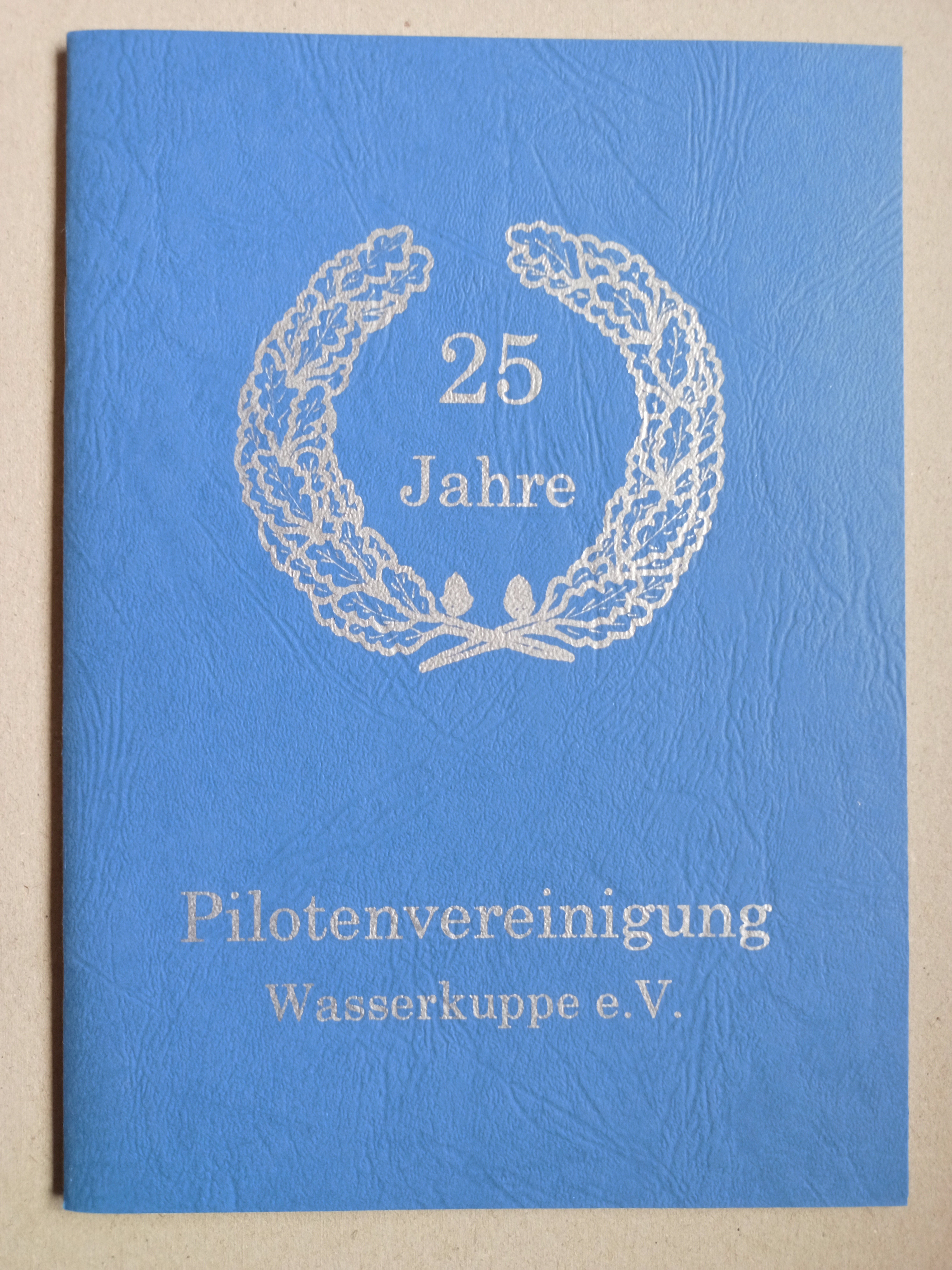 Pilotenvereinigung Wasserkuppe 25 Jahre (Deutsches Segelflugmuseum mit Modellflug CC BY-NC-SA)