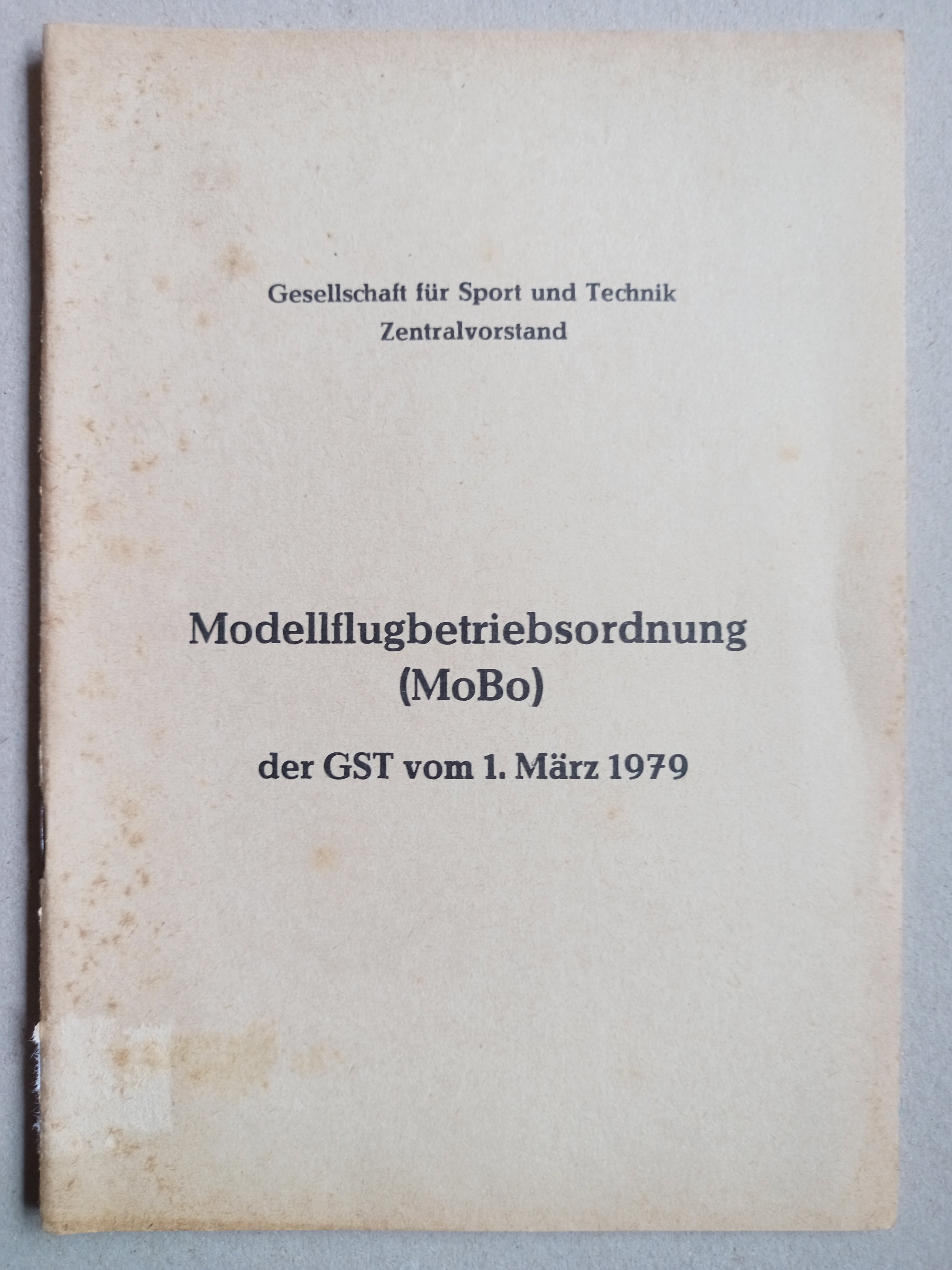 Modellflugbetriebsordnung der GST (Deutsches Segelflugmuseum mit Modellflug CC BY-NC-SA)