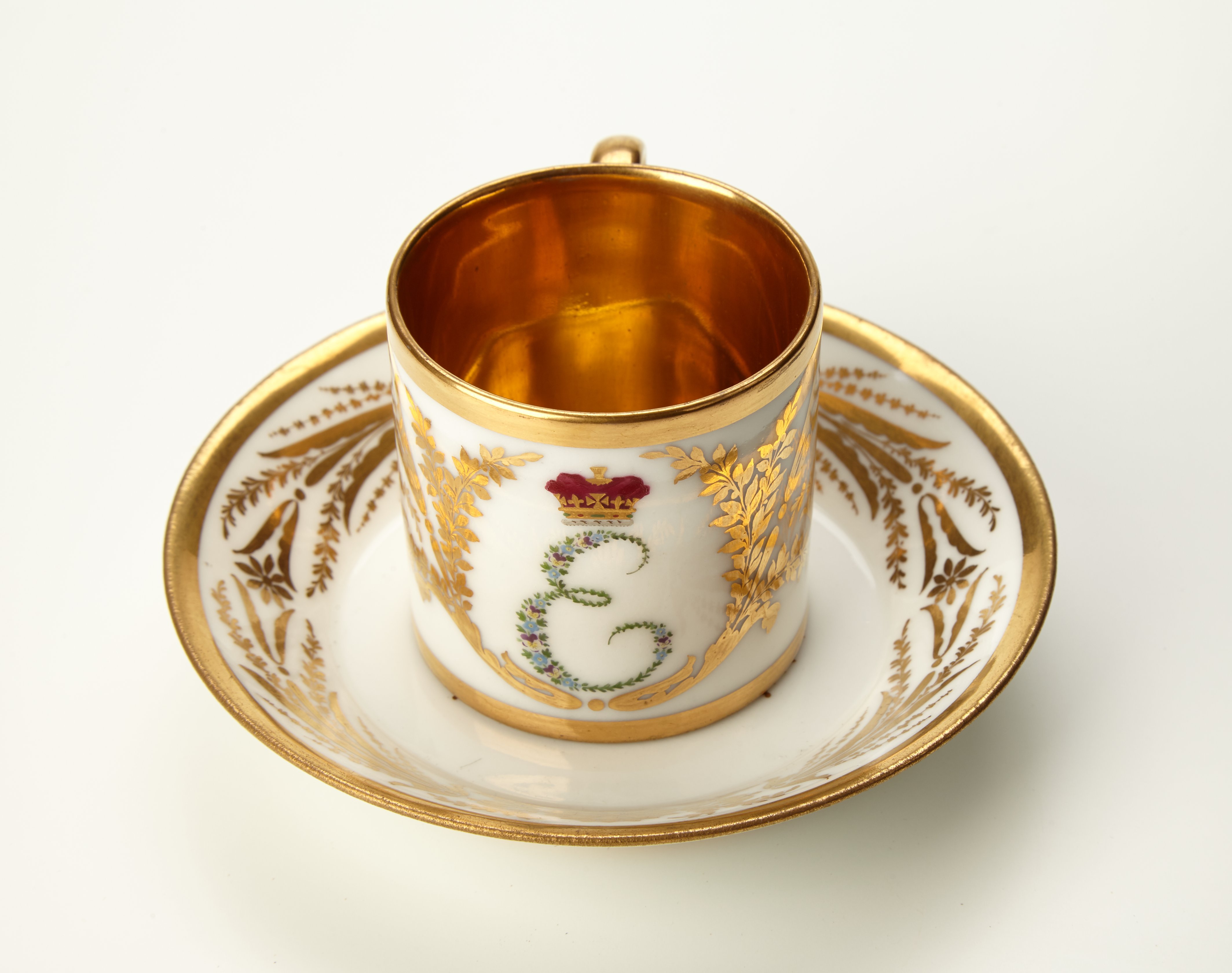 Eine Tasse mit Untertasse aus einem Service der Landgräfin Elisabeth von Hessen-Homburg, genannt Eliza (1770-1840). Die Tasse von strenger, gerader, zylind (Staatliche Schlösser und Gärten Hessen CC BY-SA)