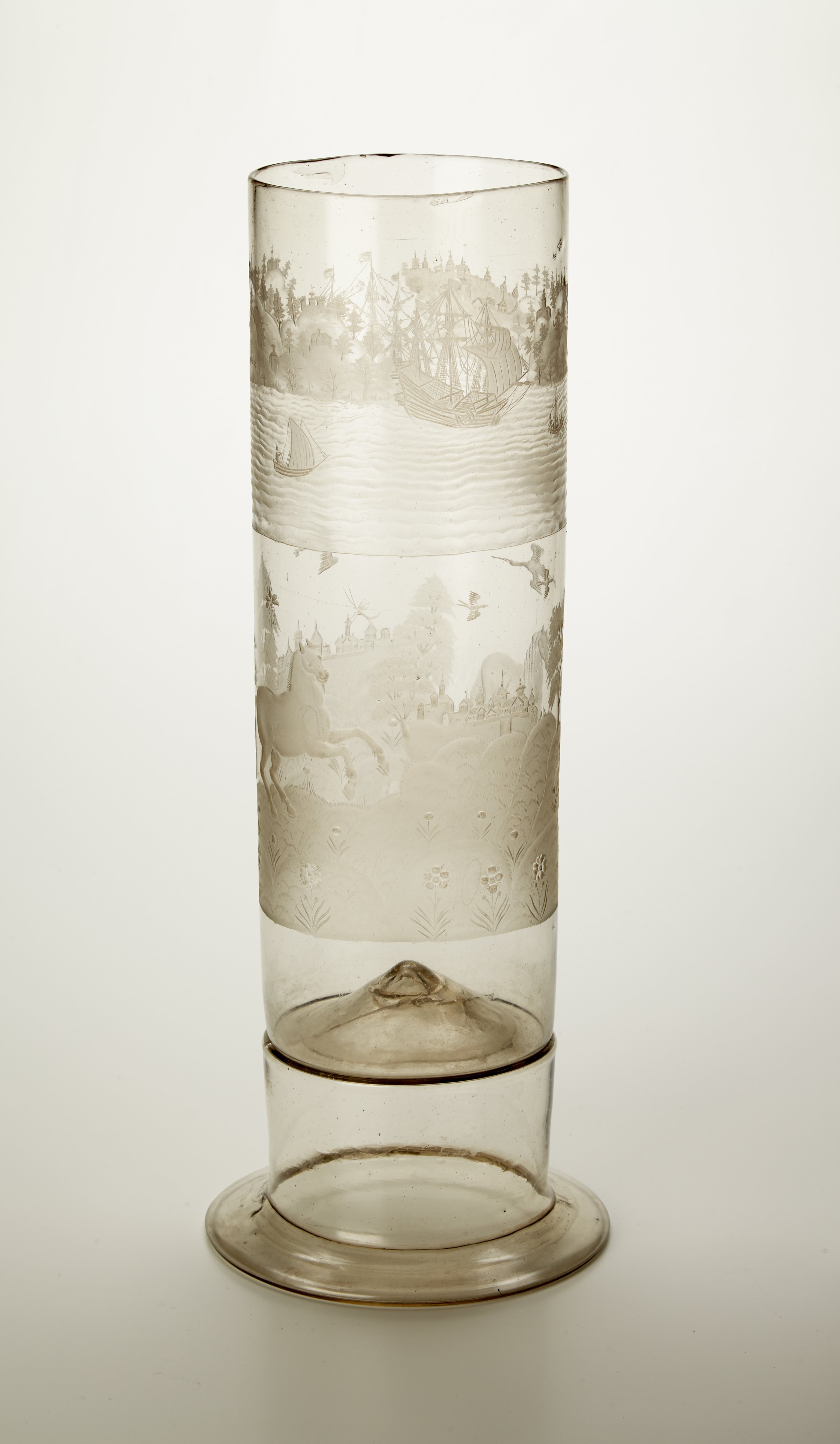 Stangenglas mit Landschaftsszenerie (Staatliche Schlösser und Gärten Hessen CC BY-SA)