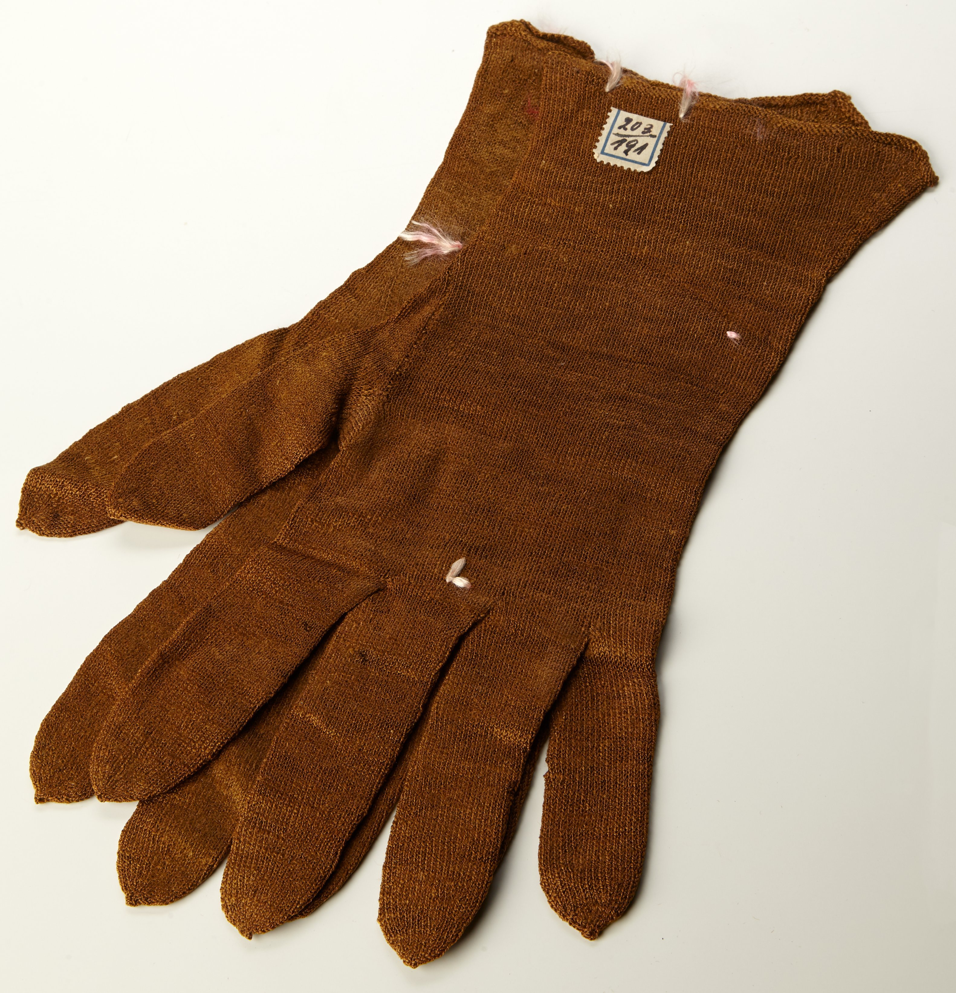 Dieses Objekt ist ein Beispiel dafür, wie wichtig im Museum eine gute Dokumentation ist. Über die Jahrhunderte ging das Wissen um diese Handschuhe verloren (Staatliche Schlösser und Gärten Hessen CC BY-SA)