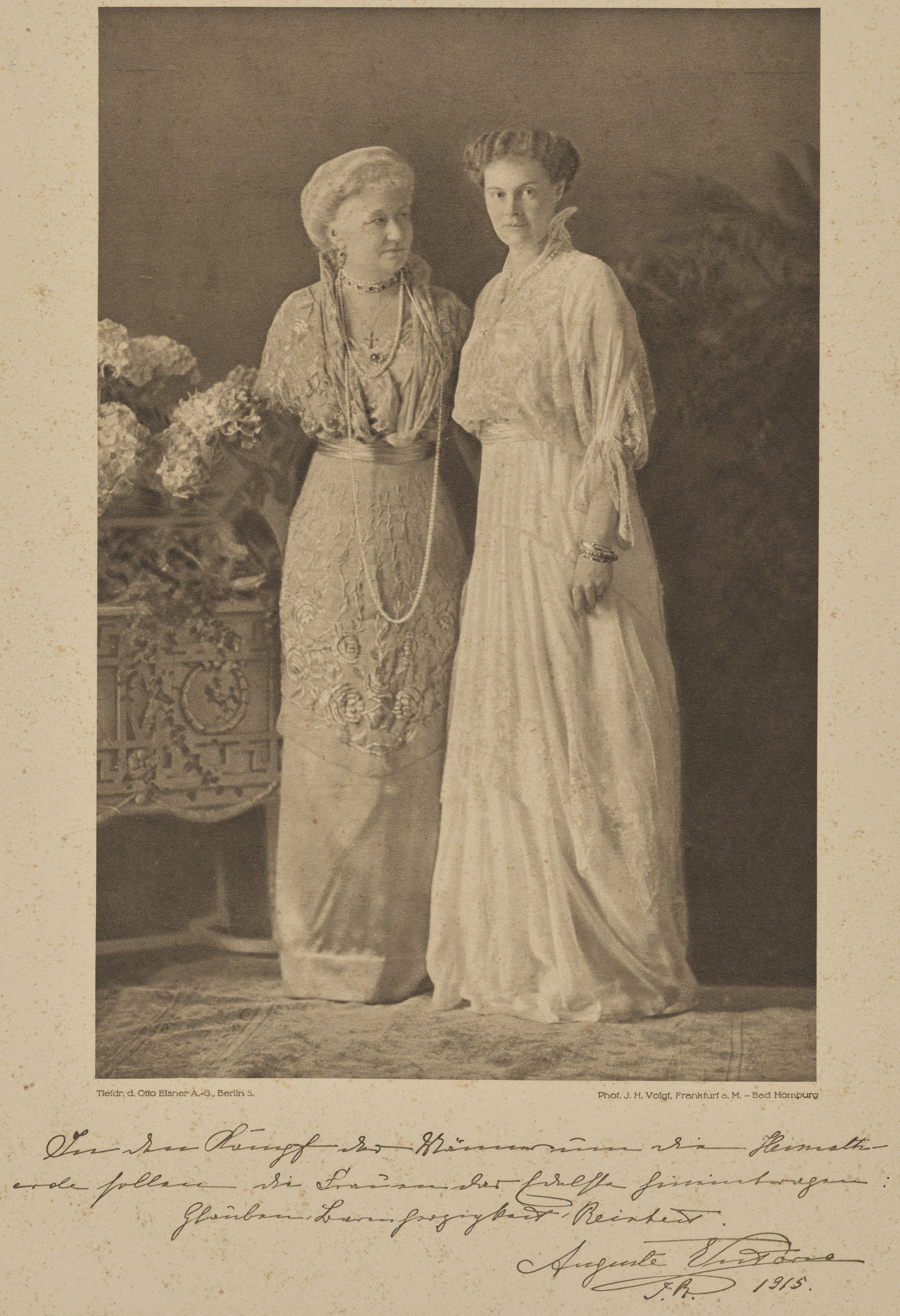 Kaiserin Auguste Victoria und Kronprinzessin Cecilie von Preußen (Staatliche Schlösser und Gärten Hessen CC BY-SA)