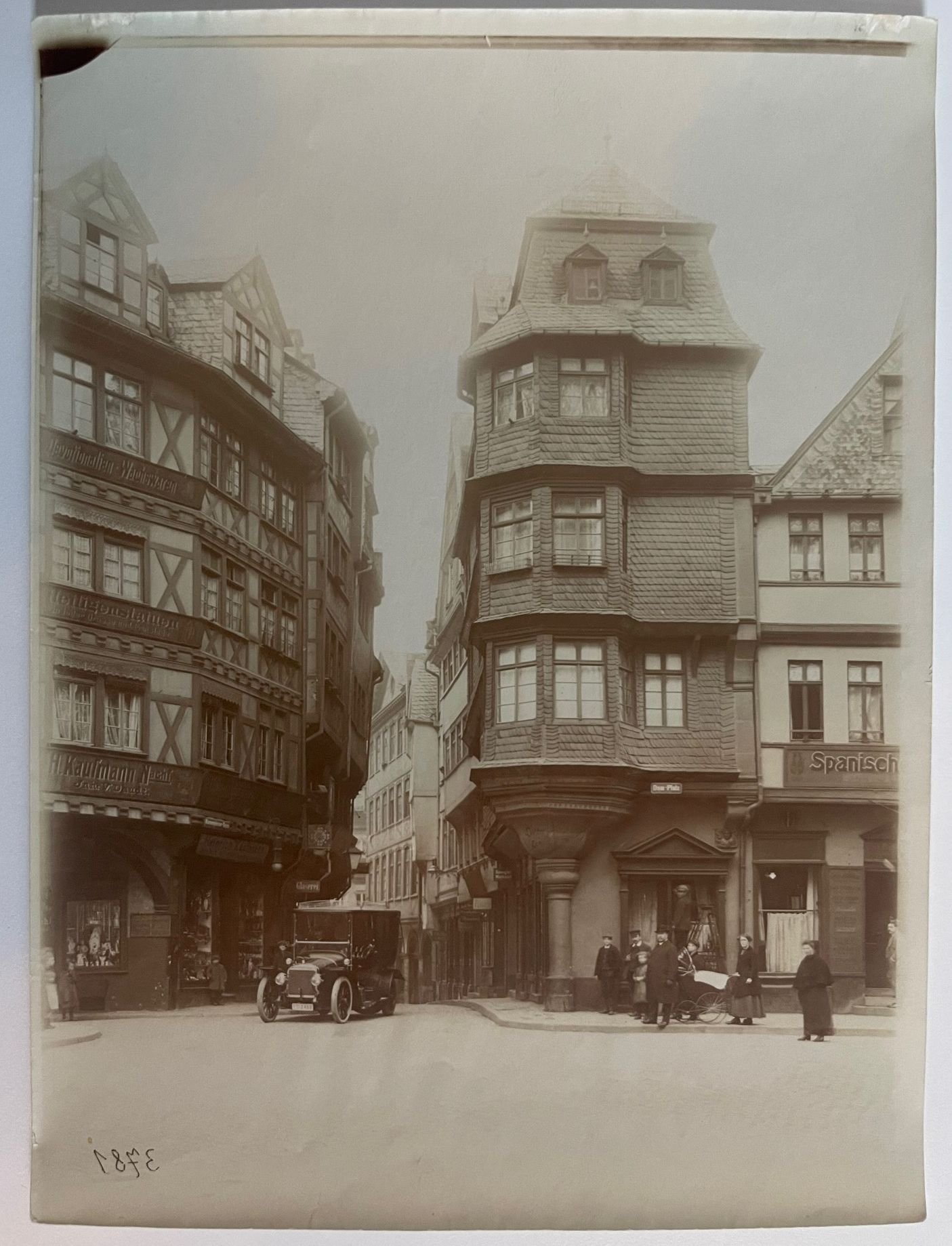 Adler Kraftdroschke vor dem Haus Luther, ca. 1905 (Taunus-Rhein-Main - Regionalgeschichtliche Sammlung Dr. Stefan Naas CC BY-NC-SA)