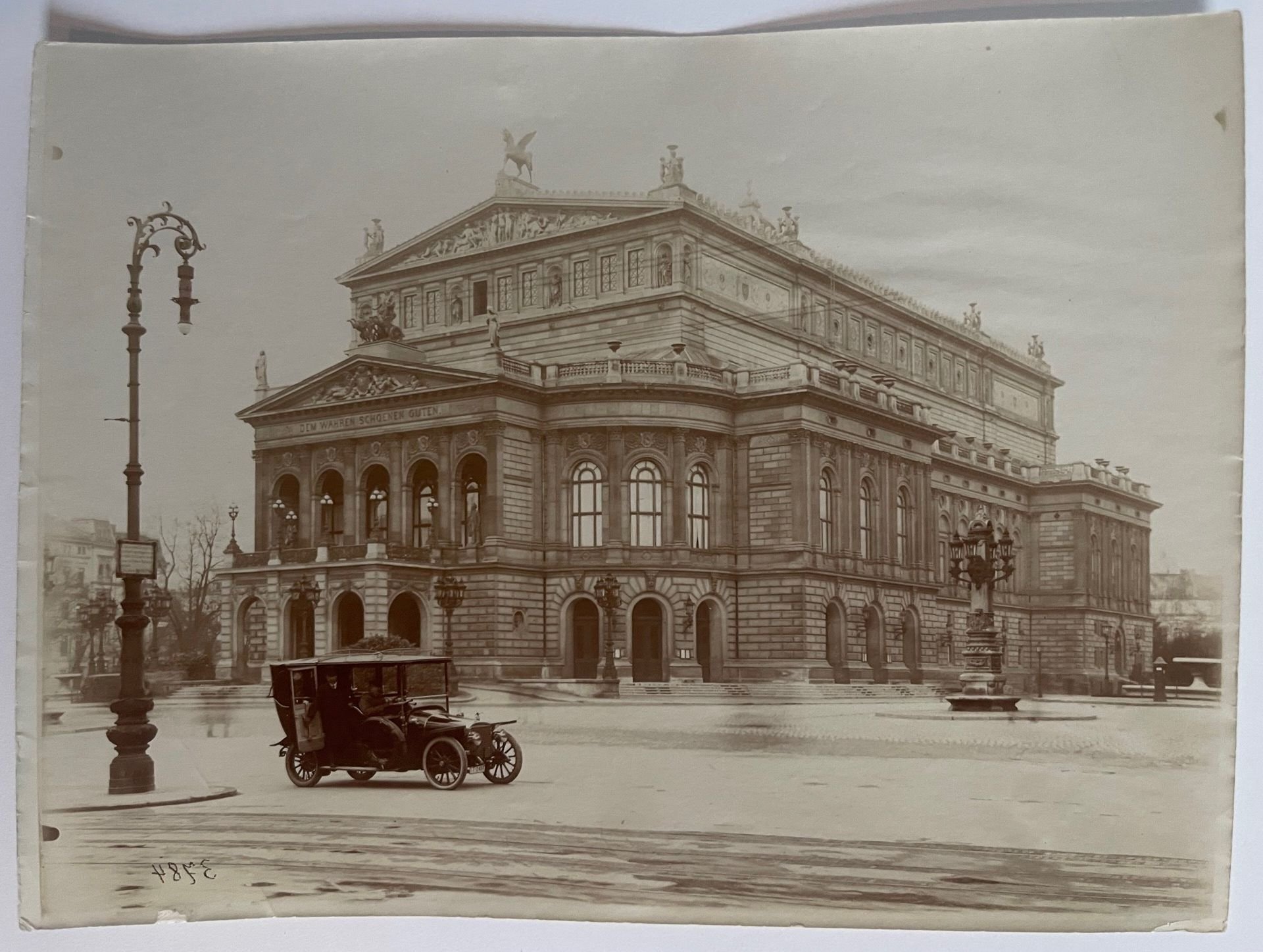 Adler Kraftdroschke vor der Oper Frankfurt, ca. 1905 (Taunus-Rhein-Main - Regionalgeschichtliche Sammlung Dr. Stefan Naas CC BY-NC-SA)