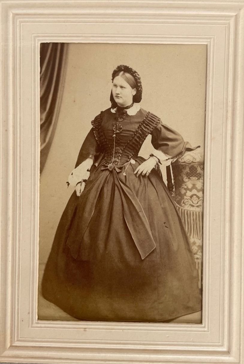 Fotografie, Jacob Seib, Agnes Gräfin zu Ysenburg Meerholz, Prinzessin zu Ysenburg-Büdingen, ca. 1865. (Taunus-Rhein-Main - Regionalgeschichtliche Sammlung Dr. Stefan Naas CC BY-NC-SA)