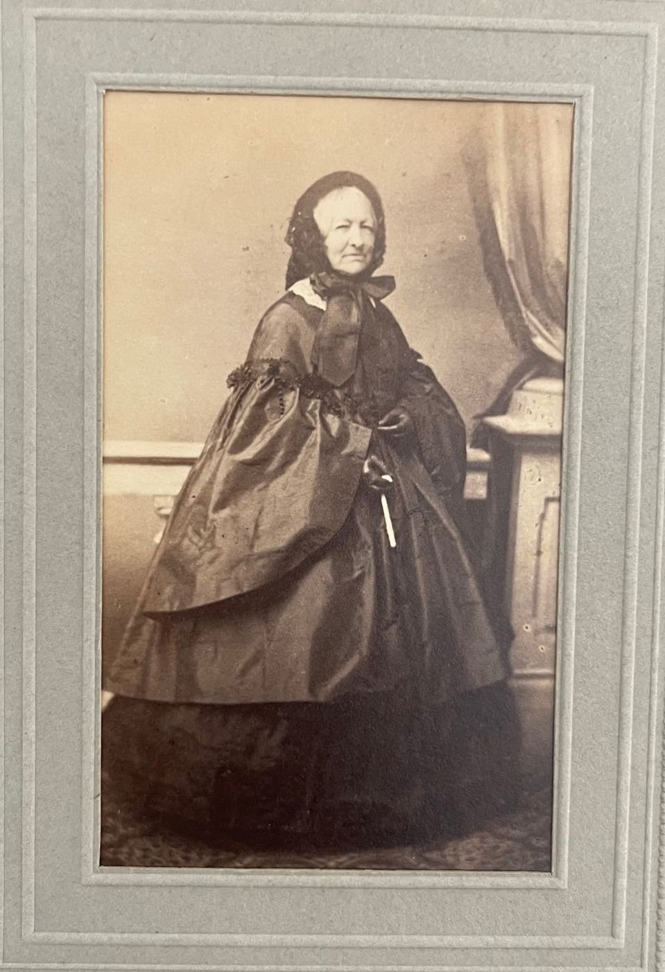 Fotografie, P. Weisbrod, Amalie Gräfin zu Solms-Rödelheim, geborene Gräfin zu Erbach-Schönberg, ca. 1865. (Taunus-Rhein-Main - Regionalgeschichtliche Sammlung Dr. Stefan Naas CC BY-NC-SA)