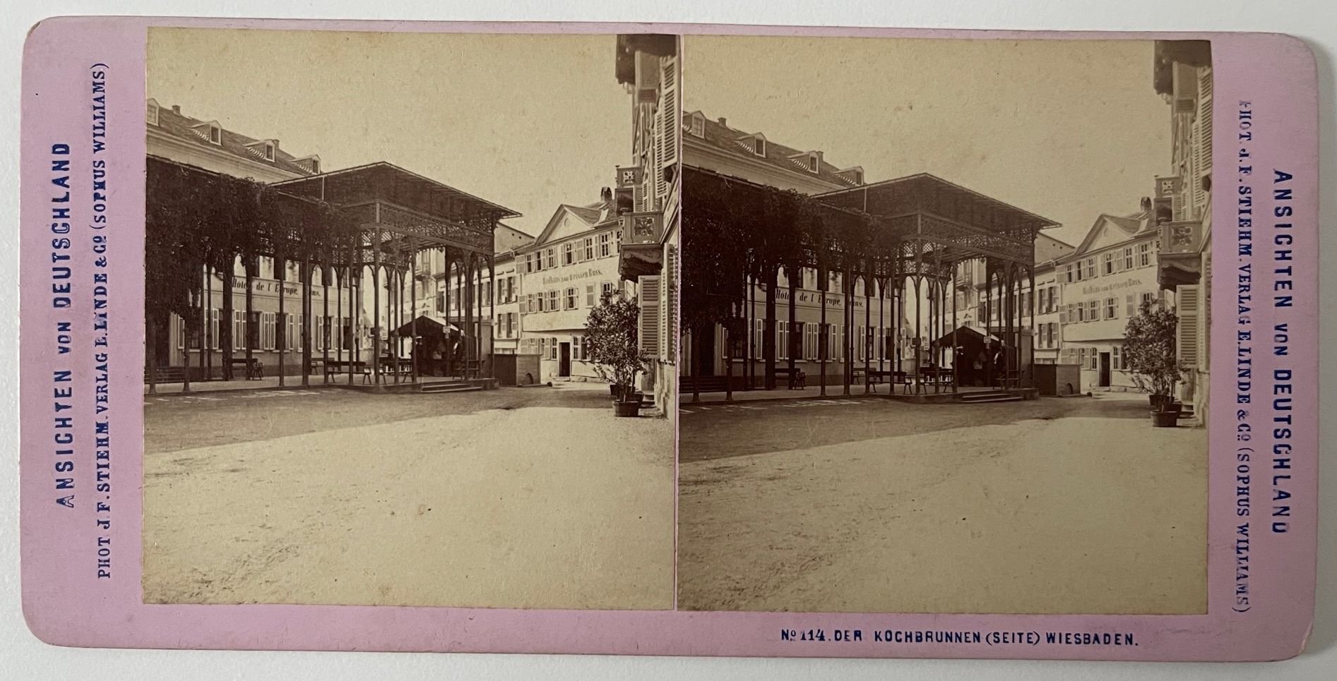 Stereobild, J. F. Stiehm, Wiesbaden, No. 114. Der Kochbrunnen (Seite) Wiesbaden, ca. 1880. (Taunus-Rhein-Main - Regionalgeschichtliche Sammlung Dr. Stefan Naas CC BY-NC-SA)