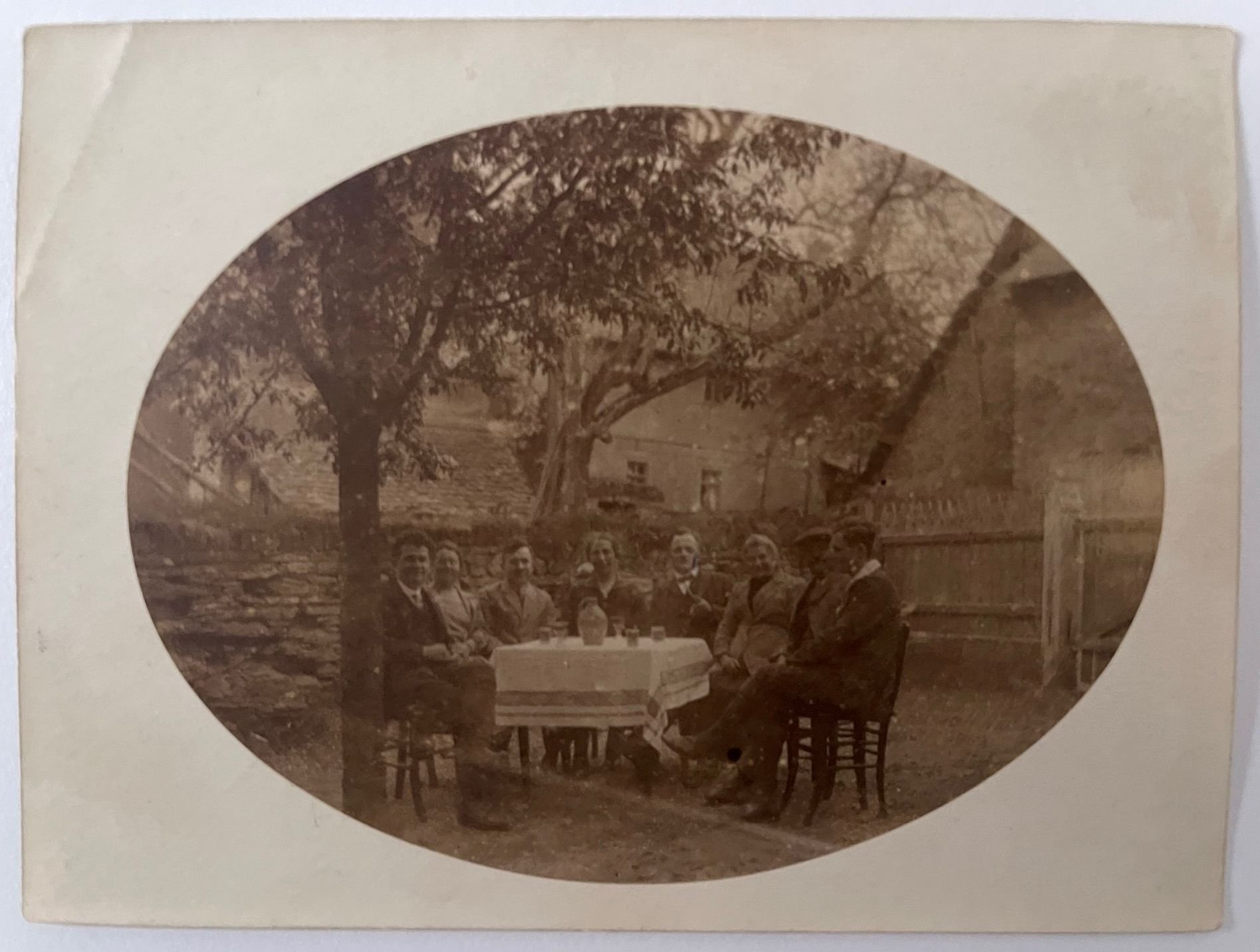 Gruppenbild im Garten mit Josef Schwarzschild aus Steinbach/Ts., 1908-1943, ca. 1940 (Taunus-Rhein-Main - Regionalgeschichtliche Sammlung Dr. Stefan Naas CC BY-NC-SA)