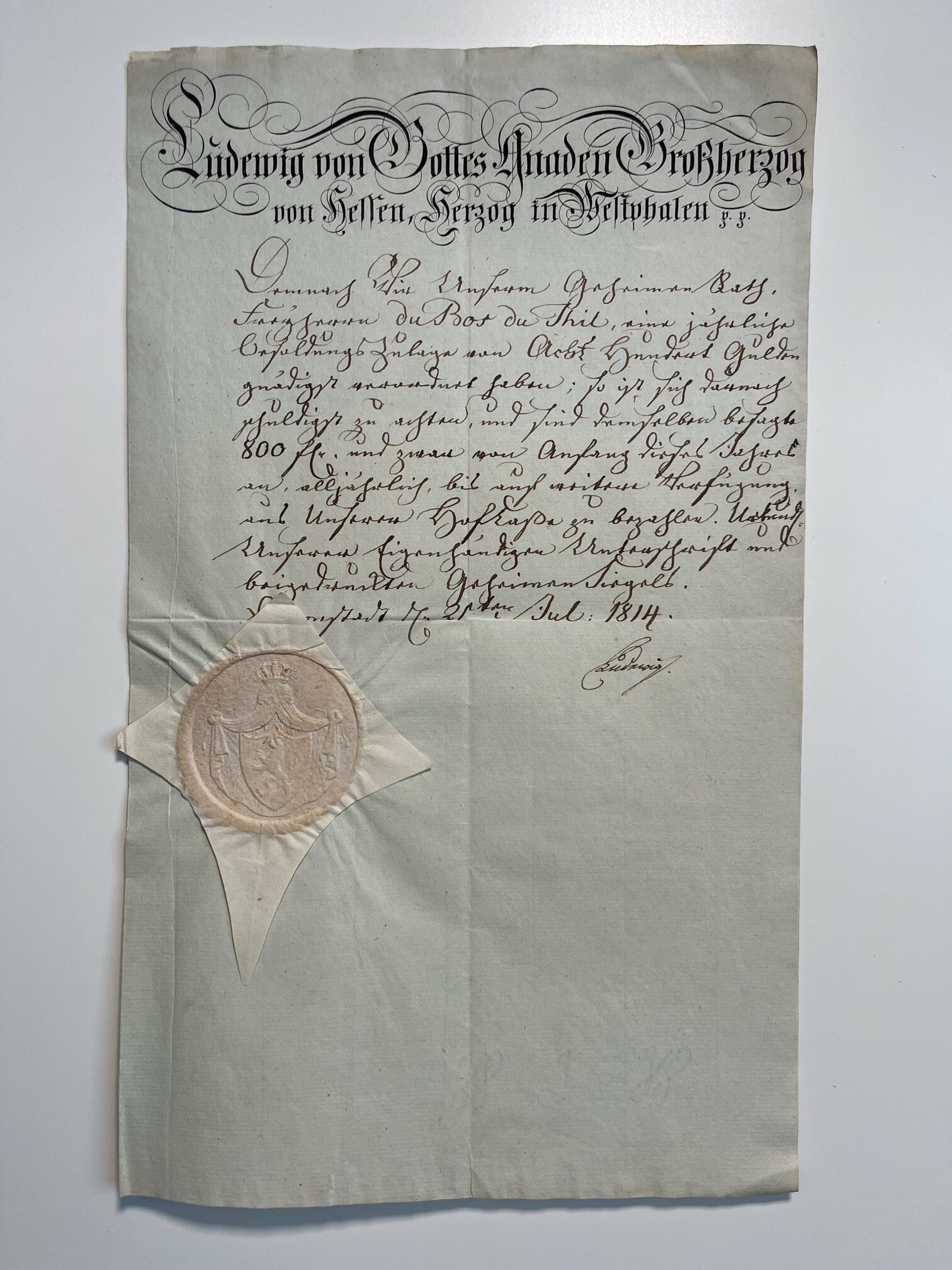 Urkunde, Gewährung einer Besoldungszulage von 800 Gulden für Karl du Thil, 21. Juli 1814 (Taunus-Rhein-Main - Regionalgeschichtliche Sammlung Dr. Stefan Naas CC BY-NC-SA)