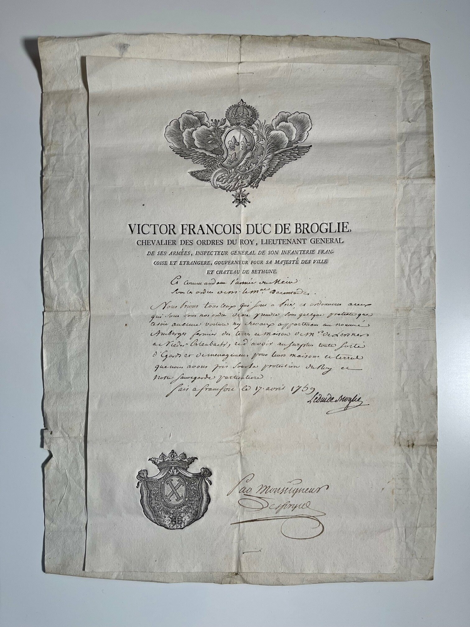 Dokument, Schutzbrief für Lersner Nieder-Erlenbach von Victor Francois Duc de Broglie, Frankfurt, 17. April 1759. (Taunus-Rhein-Main - Regionalgeschichtliche Sammlung Dr. Stefan Naas CC BY-NC-SA)