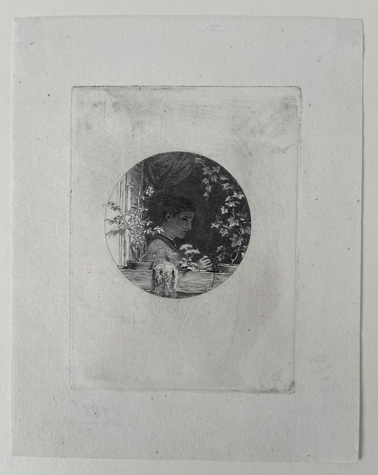 Albert Hendschel, Fensterbild: Blick von außen durch ein geöffnetes Fenster auf ein junges Mädchen bei einer Näharbeit, Darstellung im Rund, ca. 1875 (Taunus-Rhein-Main - Regionalgeschichtliche Sammlung Dr. Stefan Naas CC BY-NC-SA)