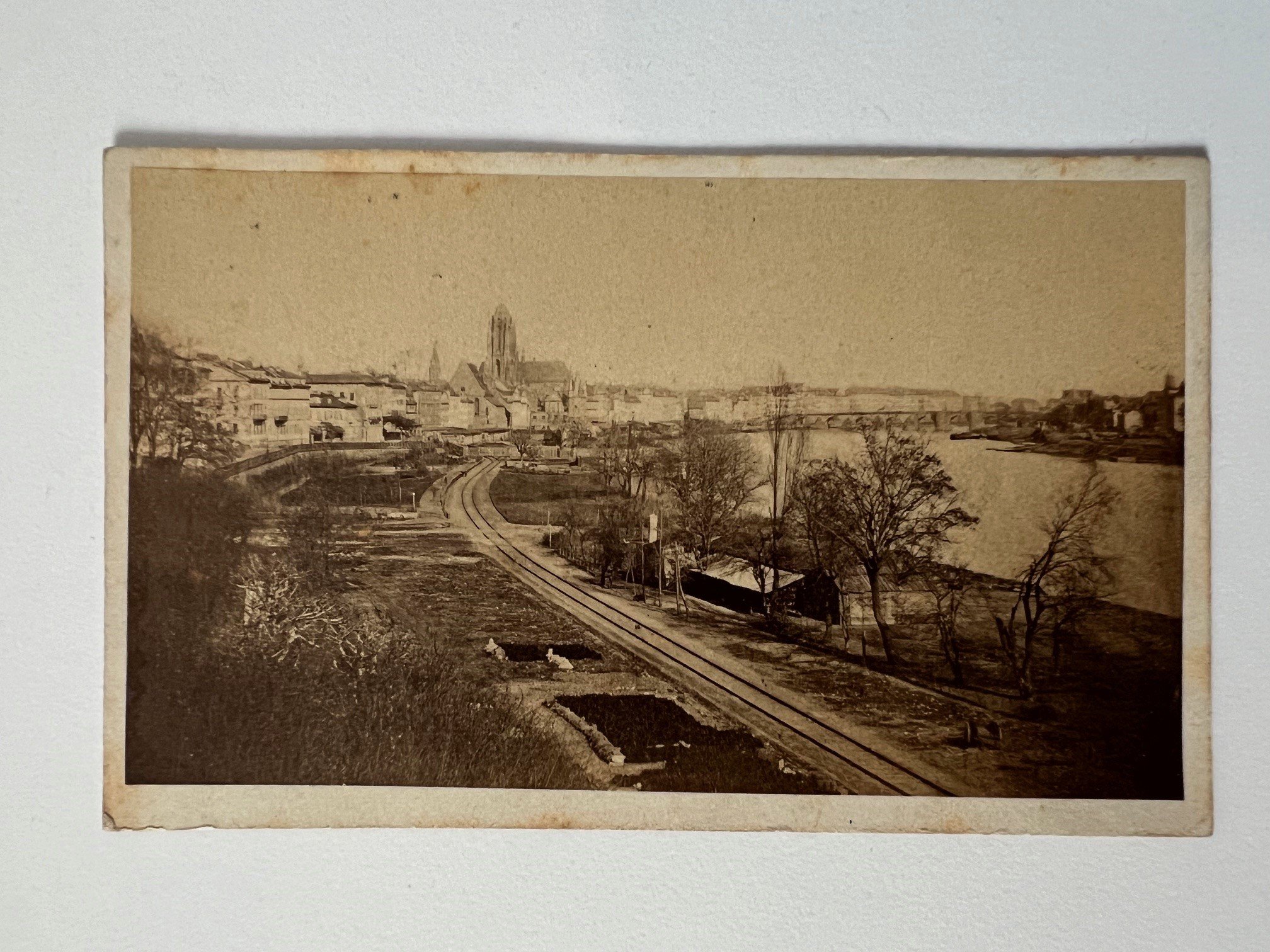 CdV, Unbekannter Fotograf, Frankfurt, Main-Panorama, ca. 1865 (Taunus-Rhein-Main - Regionalgeschichtliche Sammlung Dr. Stefan Naas CC BY-NC-SA)