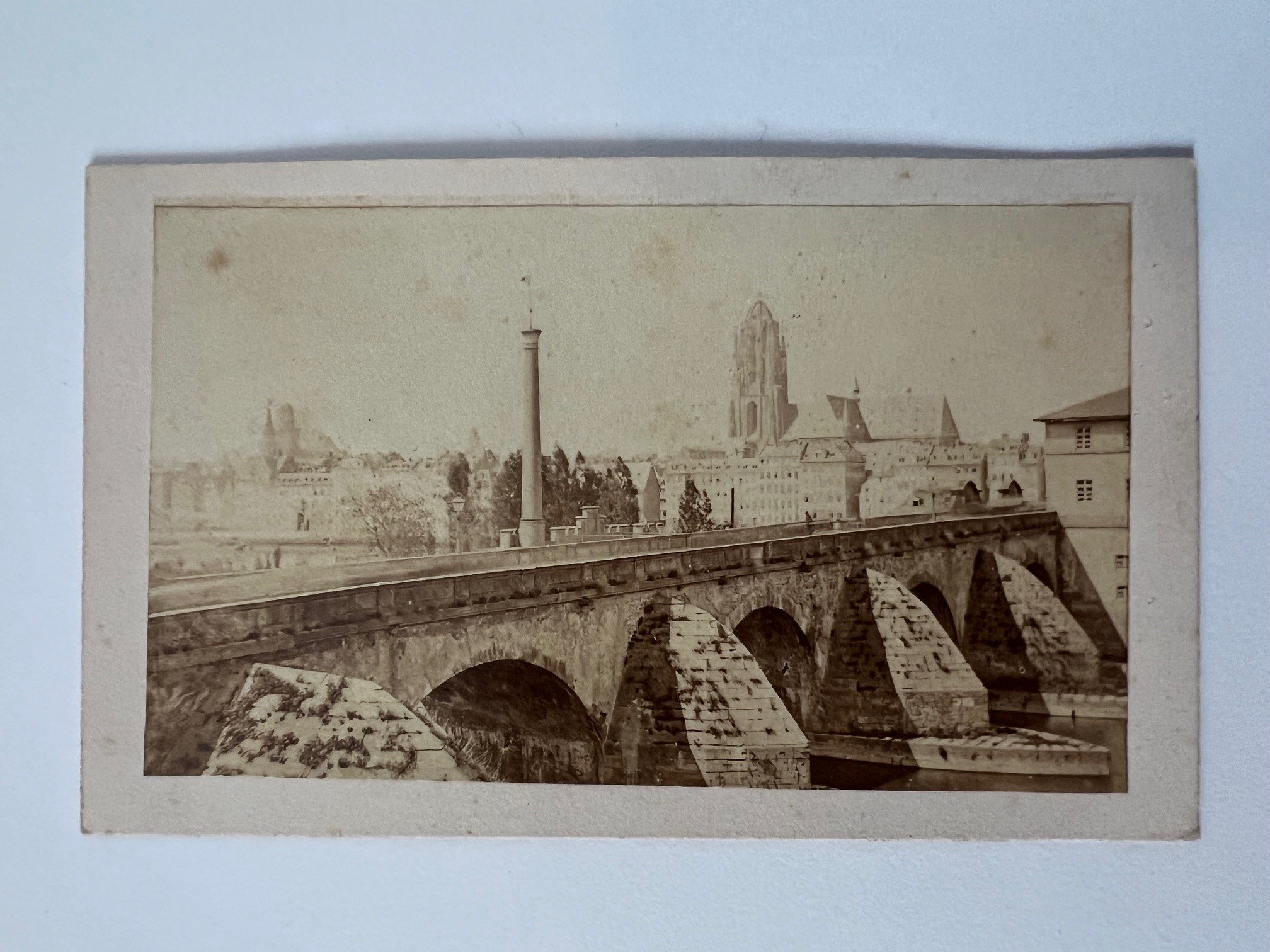 CdV, Unbekannter Fotograf, Frankfurt, Die alte Brücke, ca. 1865 (Taunus-Rhein-Main - Regionalgeschichtliche Sammlung Dr. Stefan Naas CC BY-NC-SA)