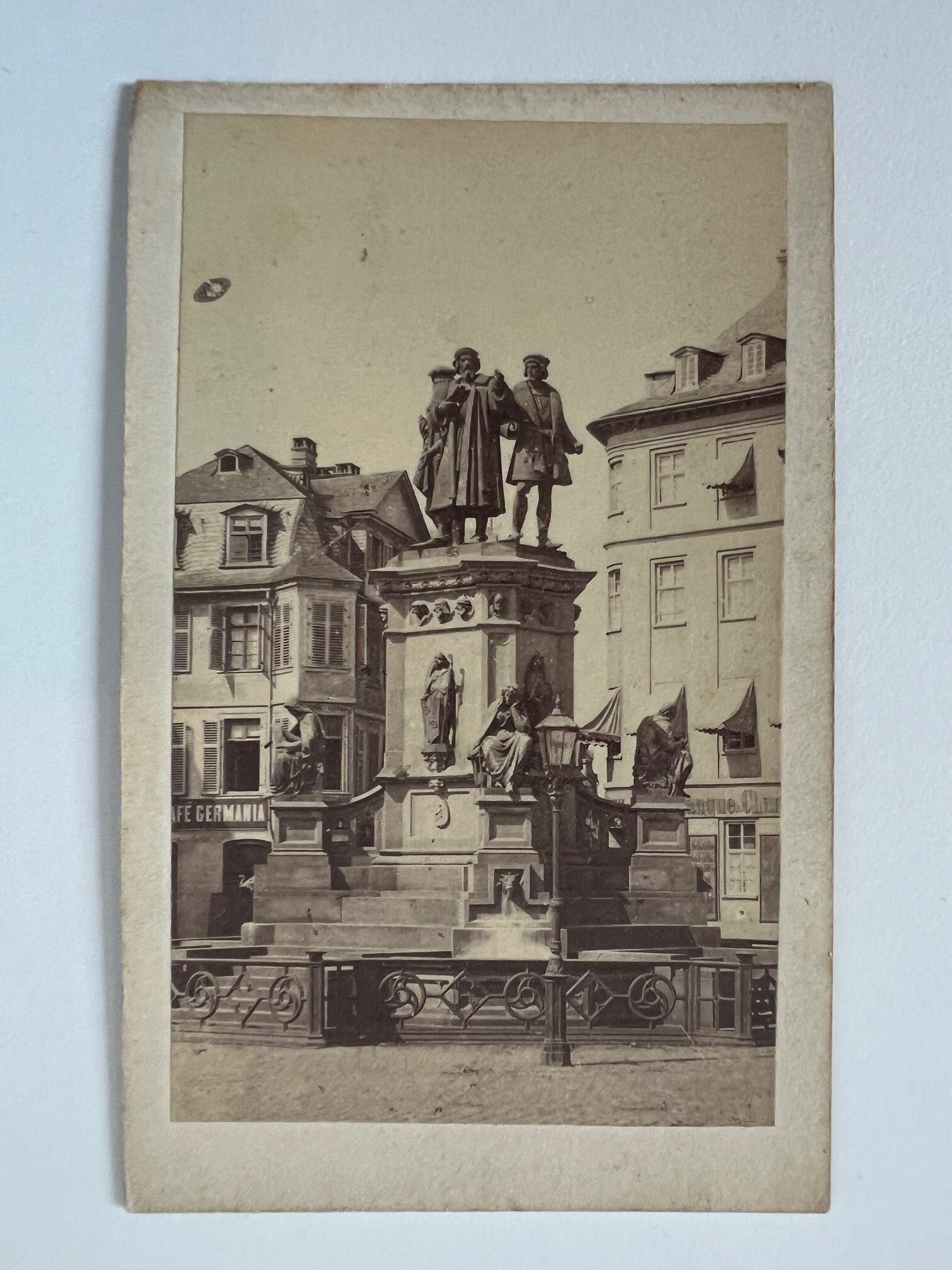 CdV, Unbekannter Fotograf, Frankfurt, Guttenberg-Denkmal, ca. 1865 (Taunus-Rhein-Main - Regionalgeschichtliche Sammlung Dr. Stefan Naas CC BY-NC-SA)