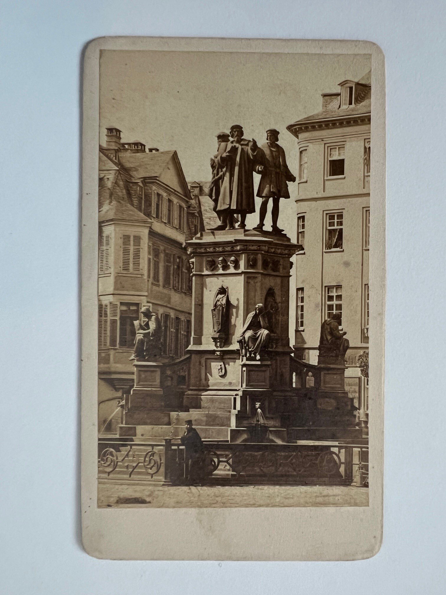 CdV, Unbekannter Fotograf, Frankfurt, Guttenberg-Denkmal, ca. 1865 (Taunus-Rhein-Main - Regionalgeschichtliche Sammlung Dr. Stefan Naas CC BY-NC-SA)