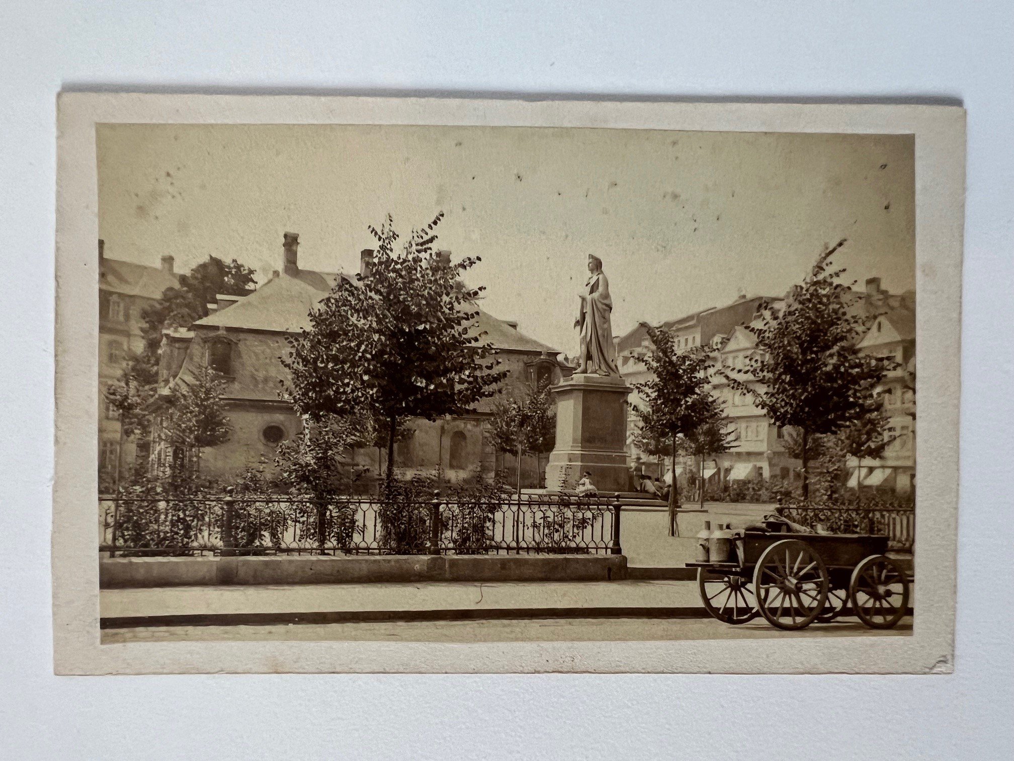 CdV, Unbekannter Fotograf, Frankfurt, Schiller-Denkmal an der Hauptwache, ca. 1865. (Taunus-Rhein-Main - Regionalgeschichtliche Sammlung Dr. Stefan Naas CC BY-NC-SA)
