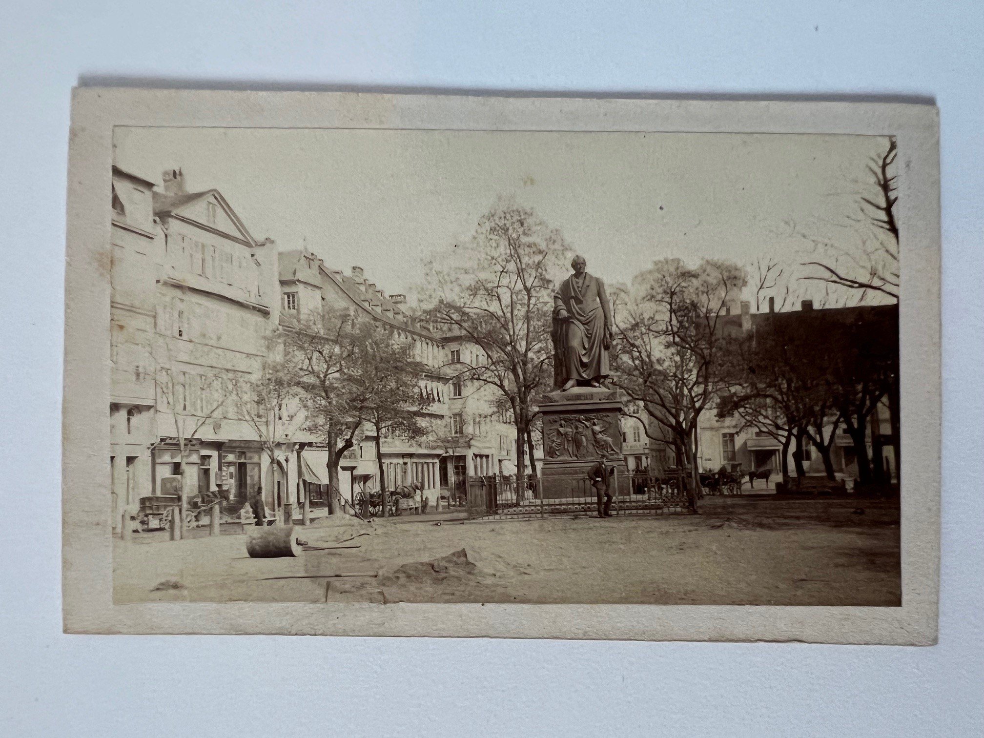 CdV, Unbekannter Fotograf, Frankfurt, Goethe-Denkmal auf dem Rossmarkt, ca. 1865. (Taunus-Rhein-Main - Regionalgeschichtliche Sammlung Dr. Stefan Naas CC BY-NC-SA)
