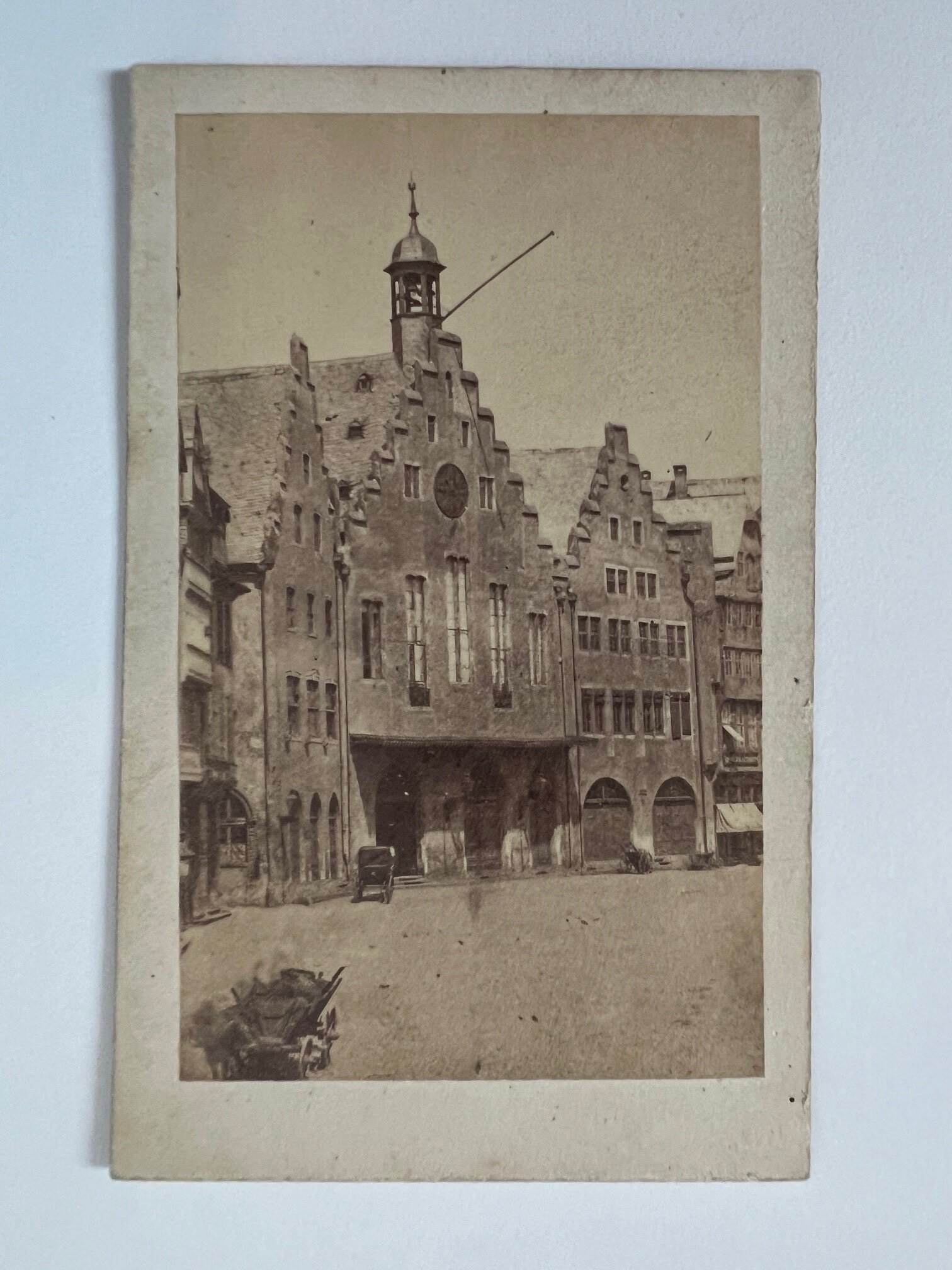 CdV, Unbekannter Fotograf, Frankfurt, Römerberg, ca. 1865 (Taunus-Rhein-Main - Regionalgeschichtliche Sammlung Dr. Stefan Naas CC BY-NC-SA)