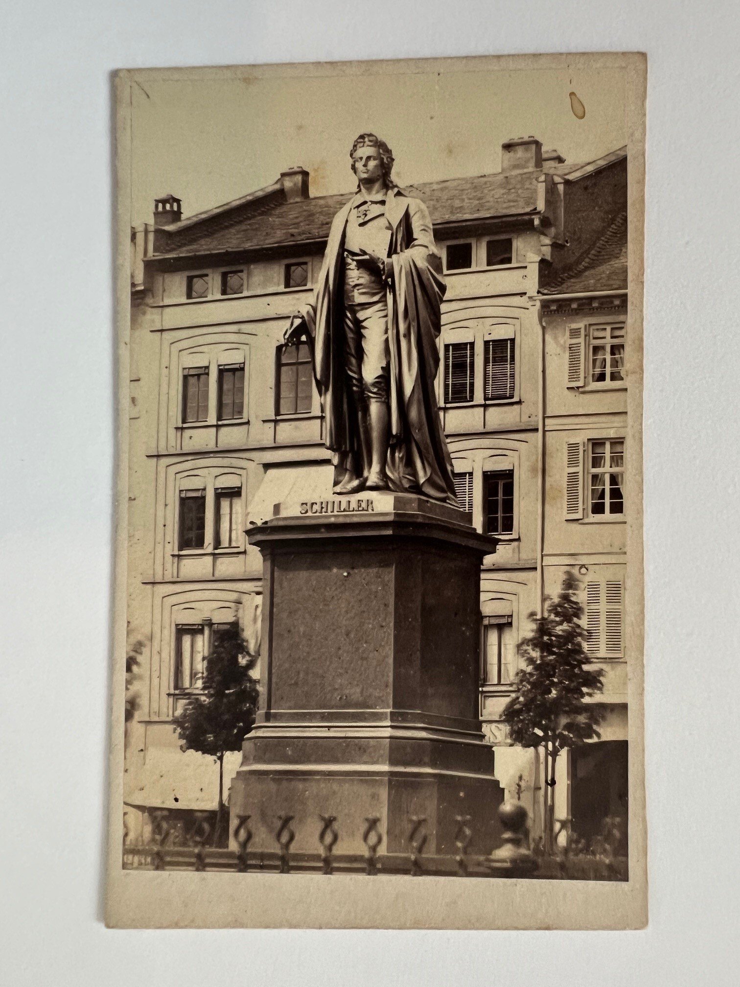 CdV, Unbekannter Fotograf, Frankfurt, Schiller-Denkmal, ca. 1865 (Taunus-Rhein-Main - Regionalgeschichtliche Sammlung Dr. Stefan Naas CC BY-NC-SA)