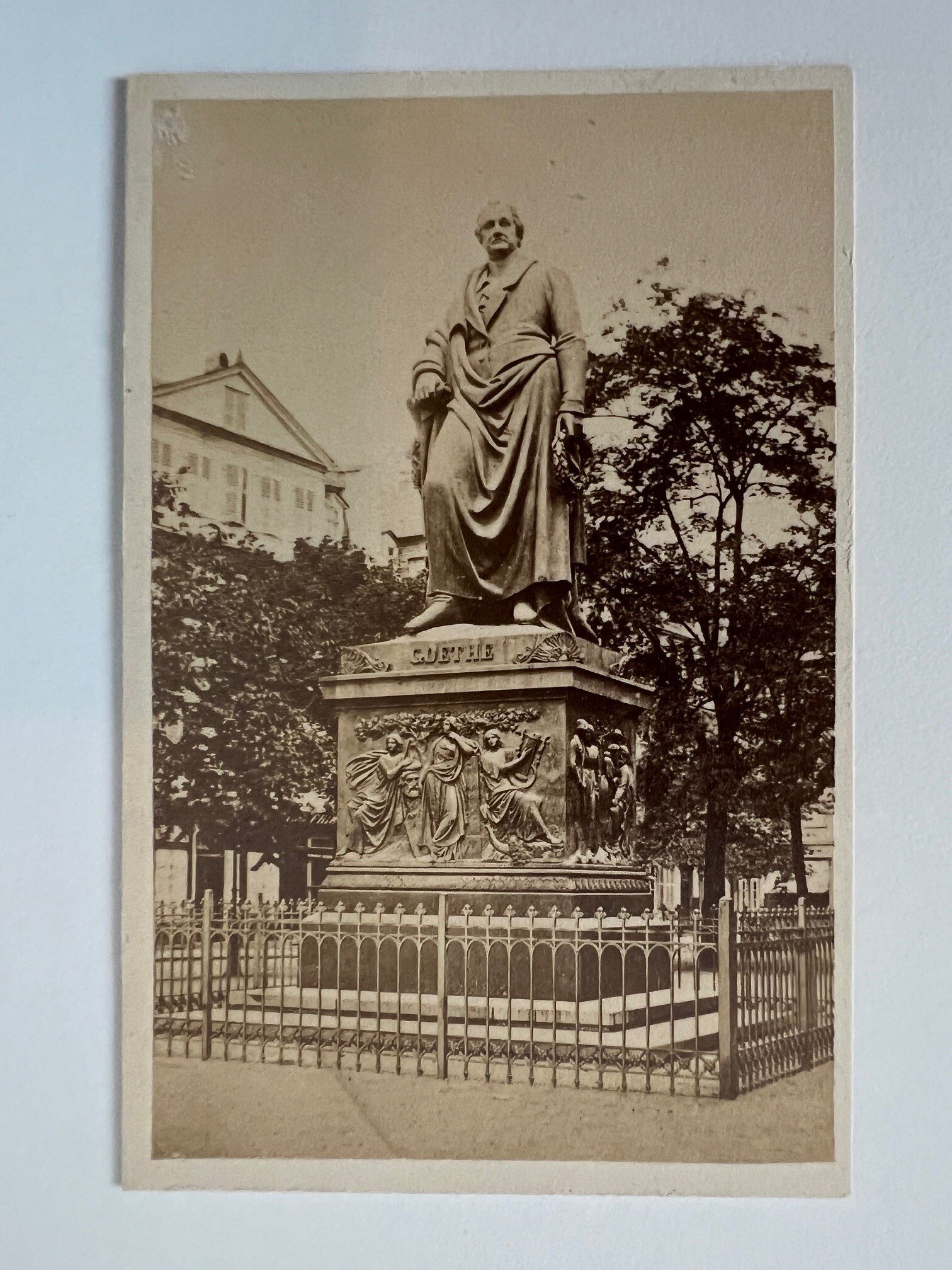 CdV, Unbekannter Fotograf, Frankfurt, Goethe-Denkmal, ca. 1865 (Taunus-Rhein-Main - Regionalgeschichtliche Sammlung Dr. Stefan Naas CC BY-NC-SA)