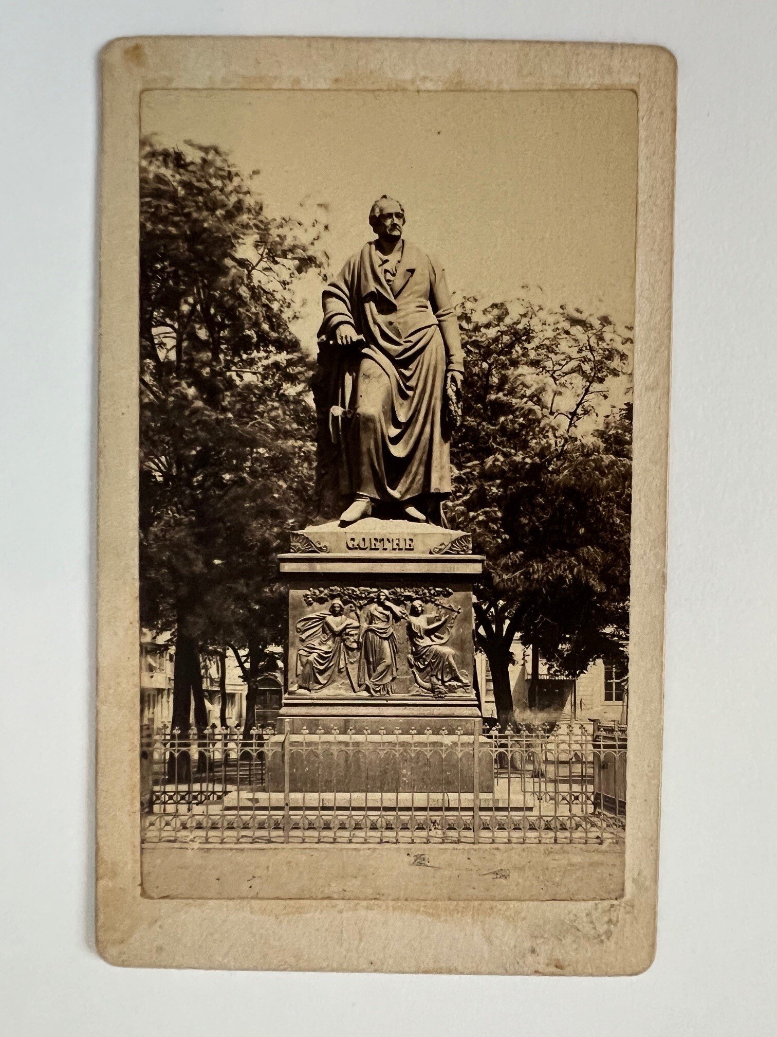 CdV, Unbekannter Fotograf, Frankfurt, Goethe-Denkmal, ca. 1865 (Taunus-Rhein-Main - Regionalgeschichtliche Sammlung Dr. Stefan Naas CC BY-NC-SA)