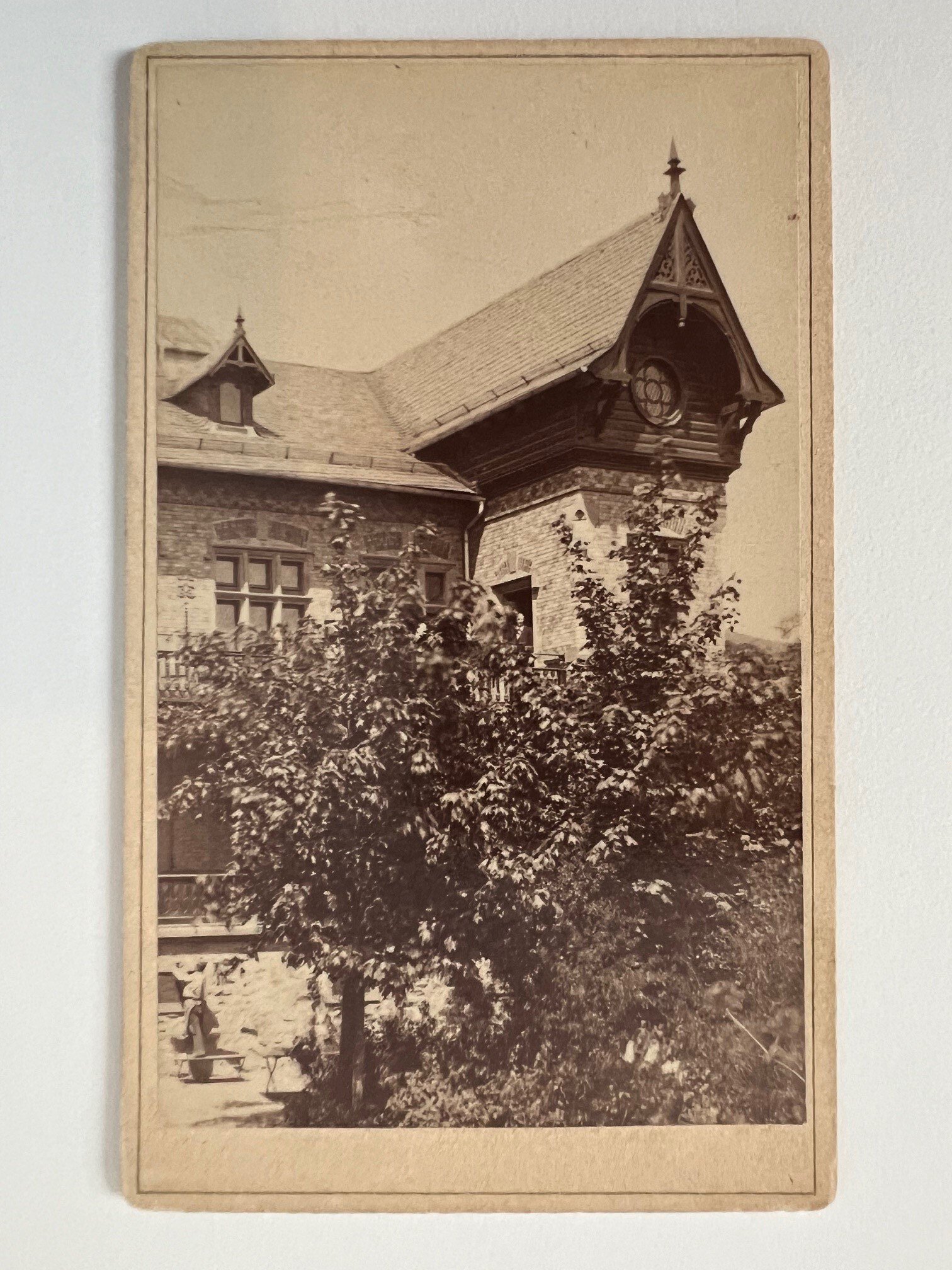 CdV, Unbekannter Fotograf, Haus in der Seilerstrasse, ca. 1865. (Taunus-Rhein-Main - Regionalgeschichtliche Sammlung Dr. Stefan Naas CC BY-NC-SA)
