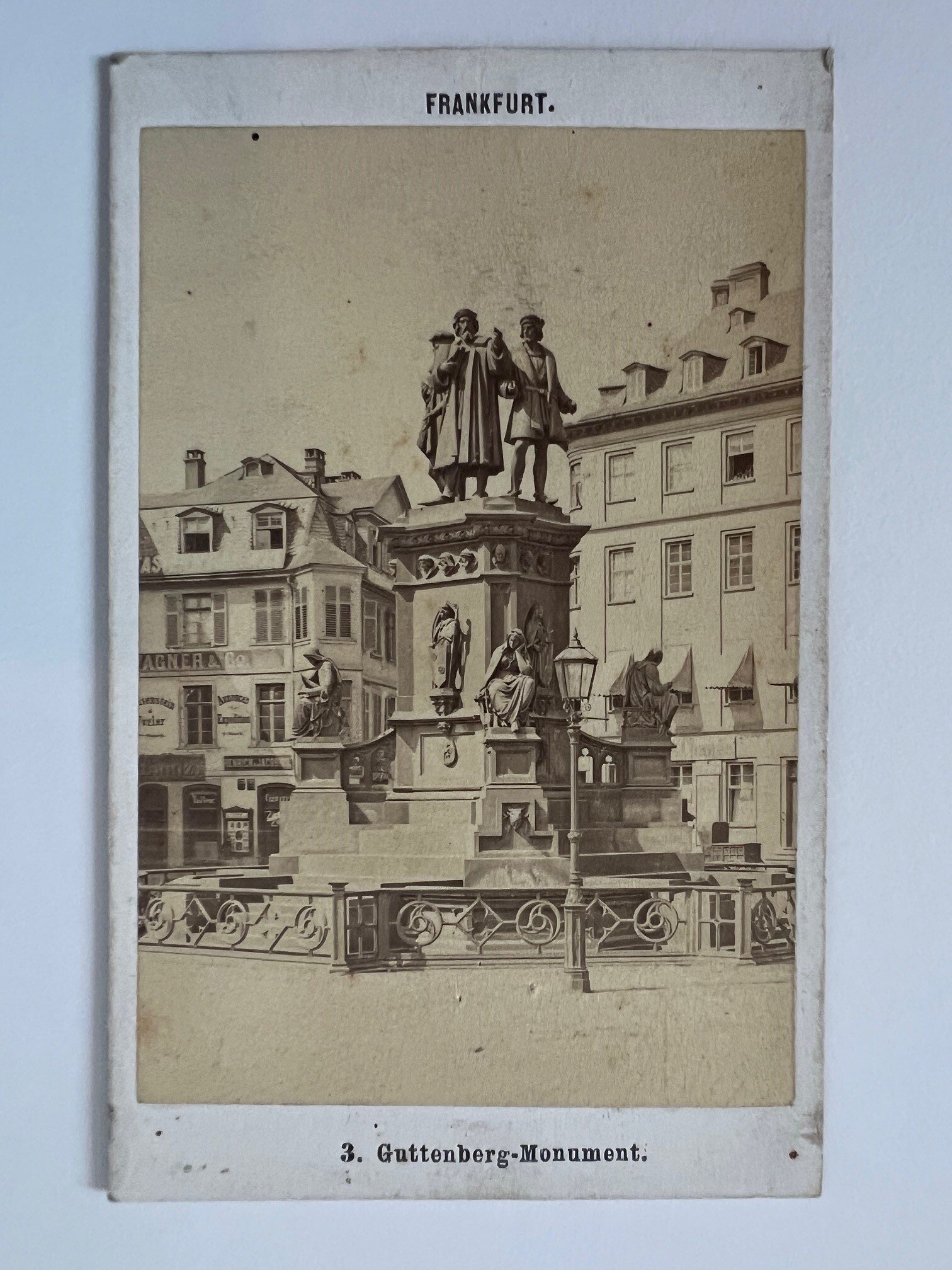 CdV, Frantisek Fridrich, Frankfurt, Nr. 3, Guttenberg-Monument, ca. 1875 (Taunus-Rhein-Main - Regionalgeschichtliche Sammlung Dr. Stefan Naas CC BY-NC-SA)