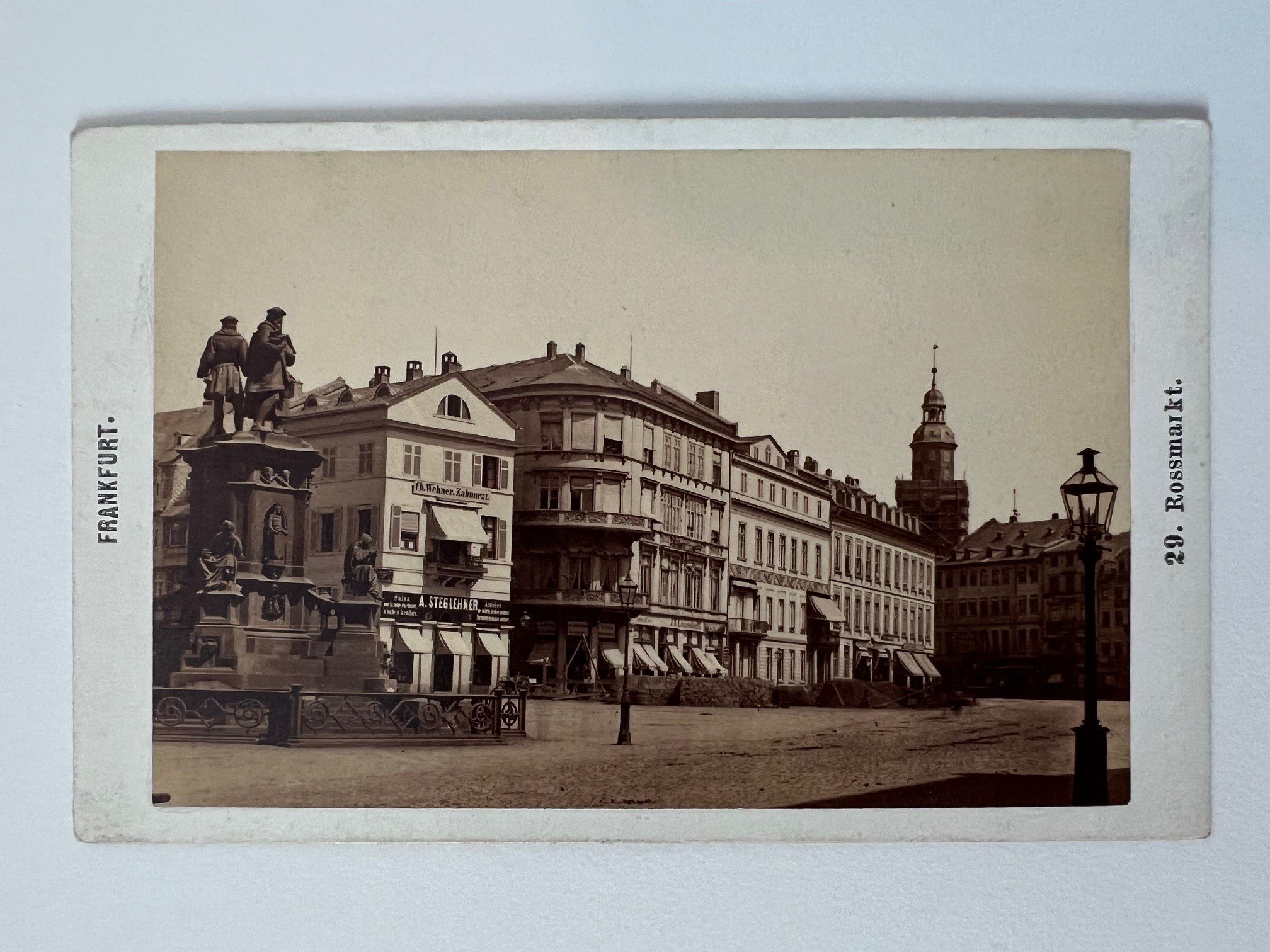 CdV, Frantisek Fridrich, Frankfurt, Nr. 29, Rossmarkt, ca. 1875. (Taunus-Rhein-Main - Regionalgeschichtliche Sammlung Dr. Stefan Naas CC BY-NC-SA)