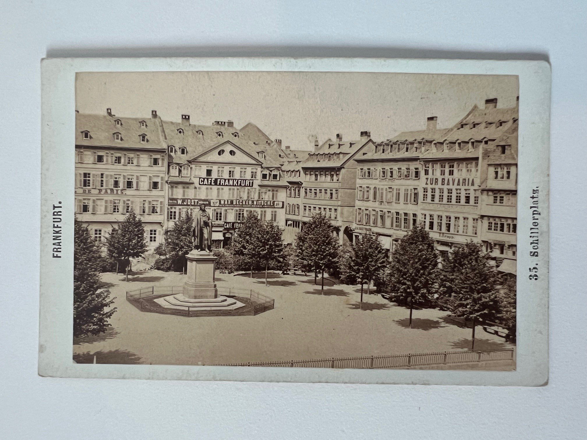 CdV, Frantisek Fridrich, Frankfurt, Nr. 35, Schillerplatz, ca. 1875. (Taunus-Rhein-Main - Regionalgeschichtliche Sammlung Dr. Stefan Naas CC BY-NC-SA)