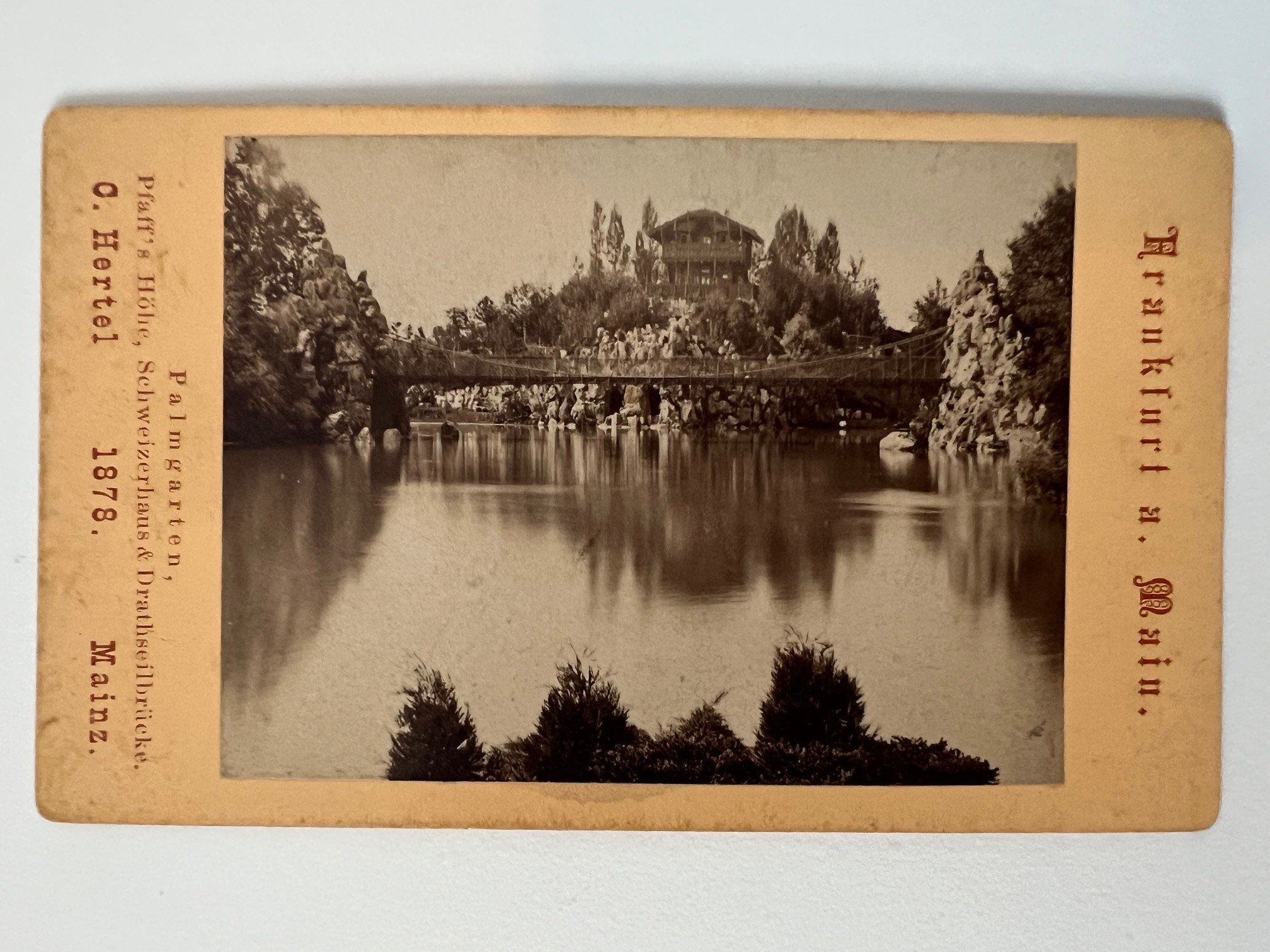 CdV, Carl Hertel, Frankfurt, Palmgarten Pfaff´s Höhe, Schweizerhaus, Drathseilbrücke, 1878. (Taunus-Rhein-Main - Regionalgeschichtliche Sammlung Dr. Stefan Naas CC BY-NC-SA)