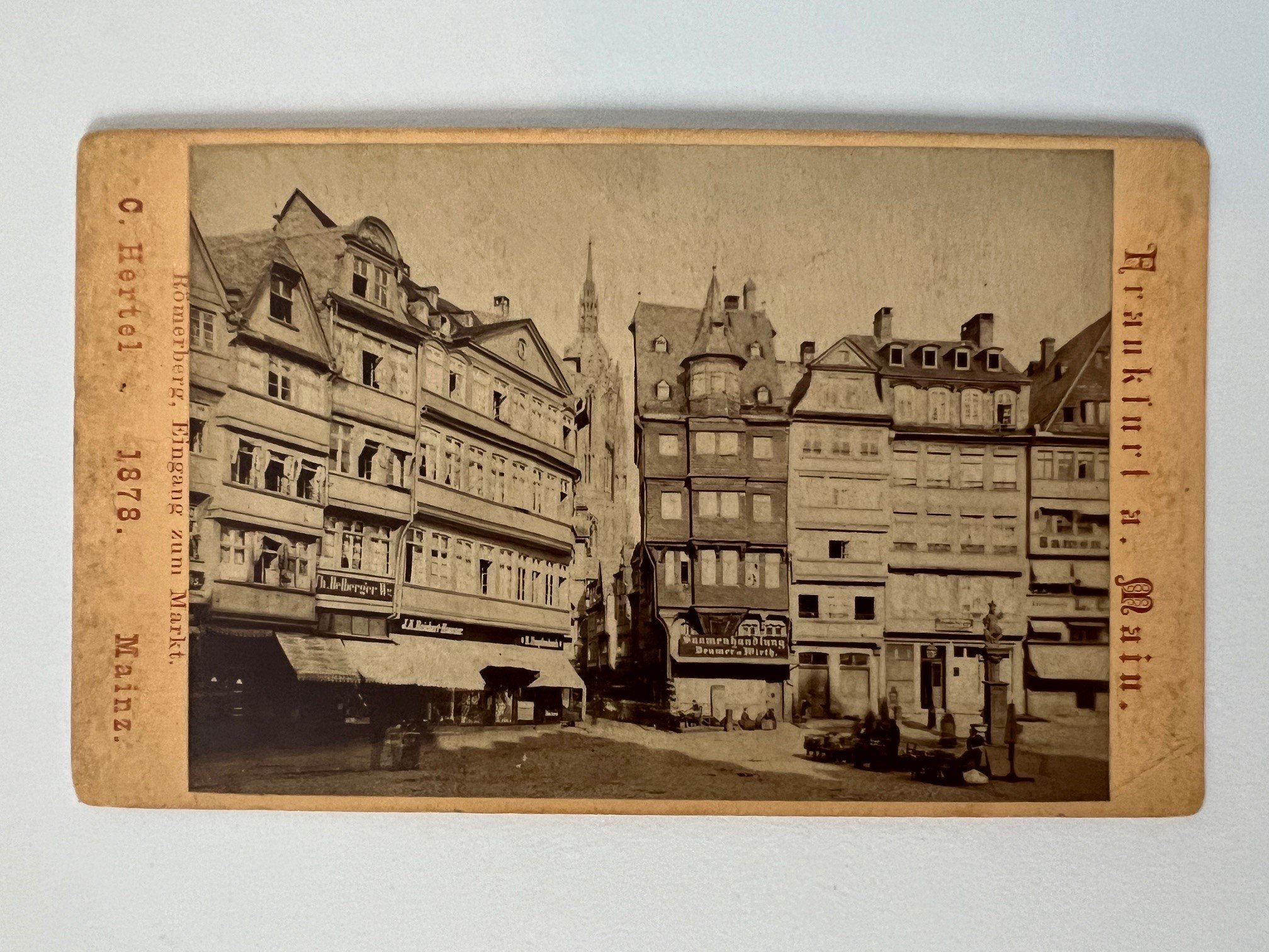 CdV, Carl Hertel, Frankfurt, Römerbeg, Eingang zum Markt, 1878. (Taunus-Rhein-Main - Regionalgeschichtliche Sammlung Dr. Stefan Naas CC BY-NC-SA)
