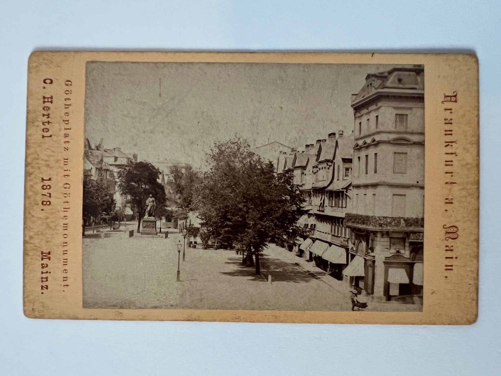 CdV, Carl Hertel, Frankfurt, Götheplatz mit Göthemonument, 1878. (Taunus-Rhein-Main - Regionalgeschichtliche Sammlung Dr. Stefan Naas CC BY-NC-SA)