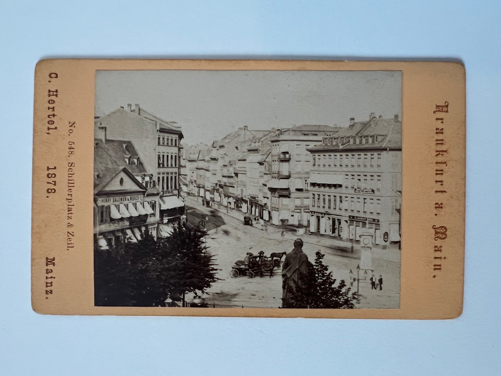 CdV, Carl Hertel, Frankfurt, Schillerplatz und Zeil, 1878. (Taunus-Rhein-Main - Regionalgeschichtliche Sammlung Dr. Stefan Naas CC BY-NC-SA)