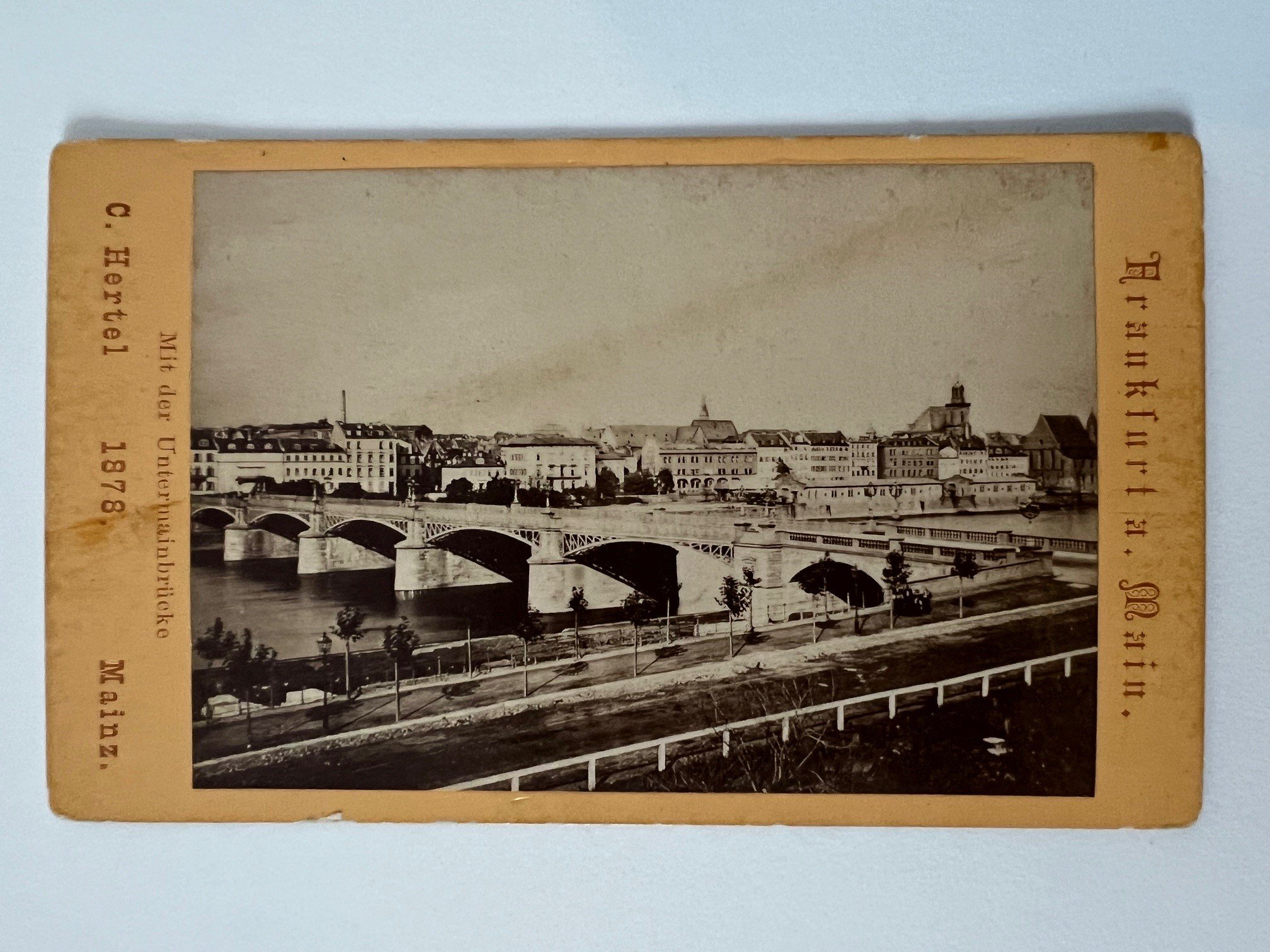 CdV, Carl Hertel, Frankfurt, Mit der Untermainbrücke, 1878. (Taunus-Rhein-Main - Regionalgeschichtliche Sammlung Dr. Stefan Naas CC BY-NC-SA)