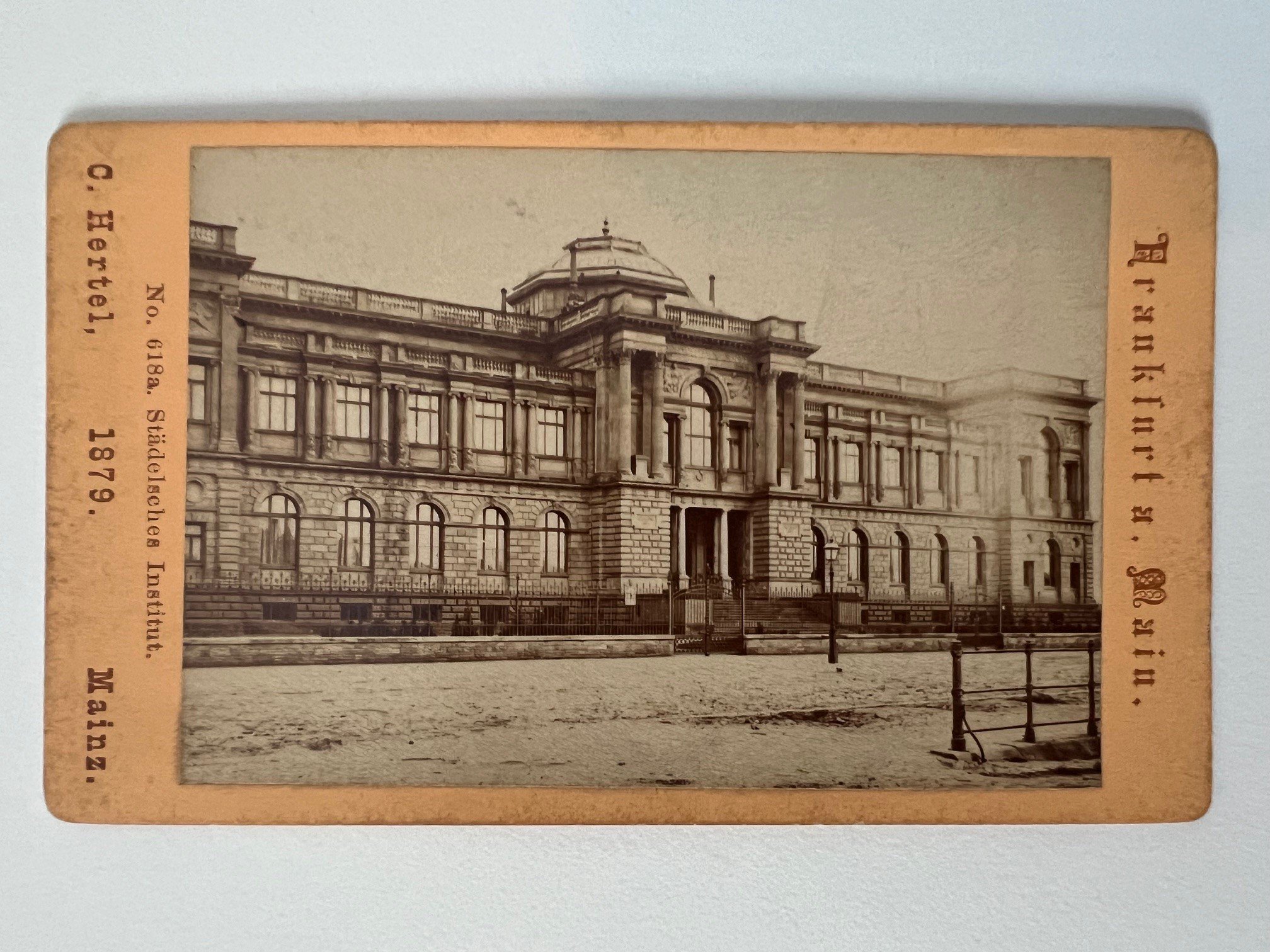 CdV, Carl Hertel, Frankfurt, Städelsches Institut, 1879. (Taunus-Rhein-Main - Regionalgeschichtliche Sammlung Dr. Stefan Naas CC BY-NC-SA)