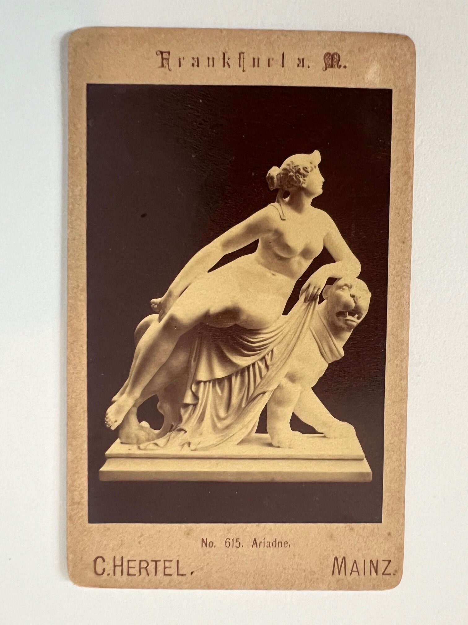 CdV, Carl Hertel, Frankfurt, Nr. 615, Ariadne, ca. 1886. (Taunus-Rhein-Main - Regionalgeschichtliche Sammlung Dr. Stefan Naas CC BY-NC-SA)