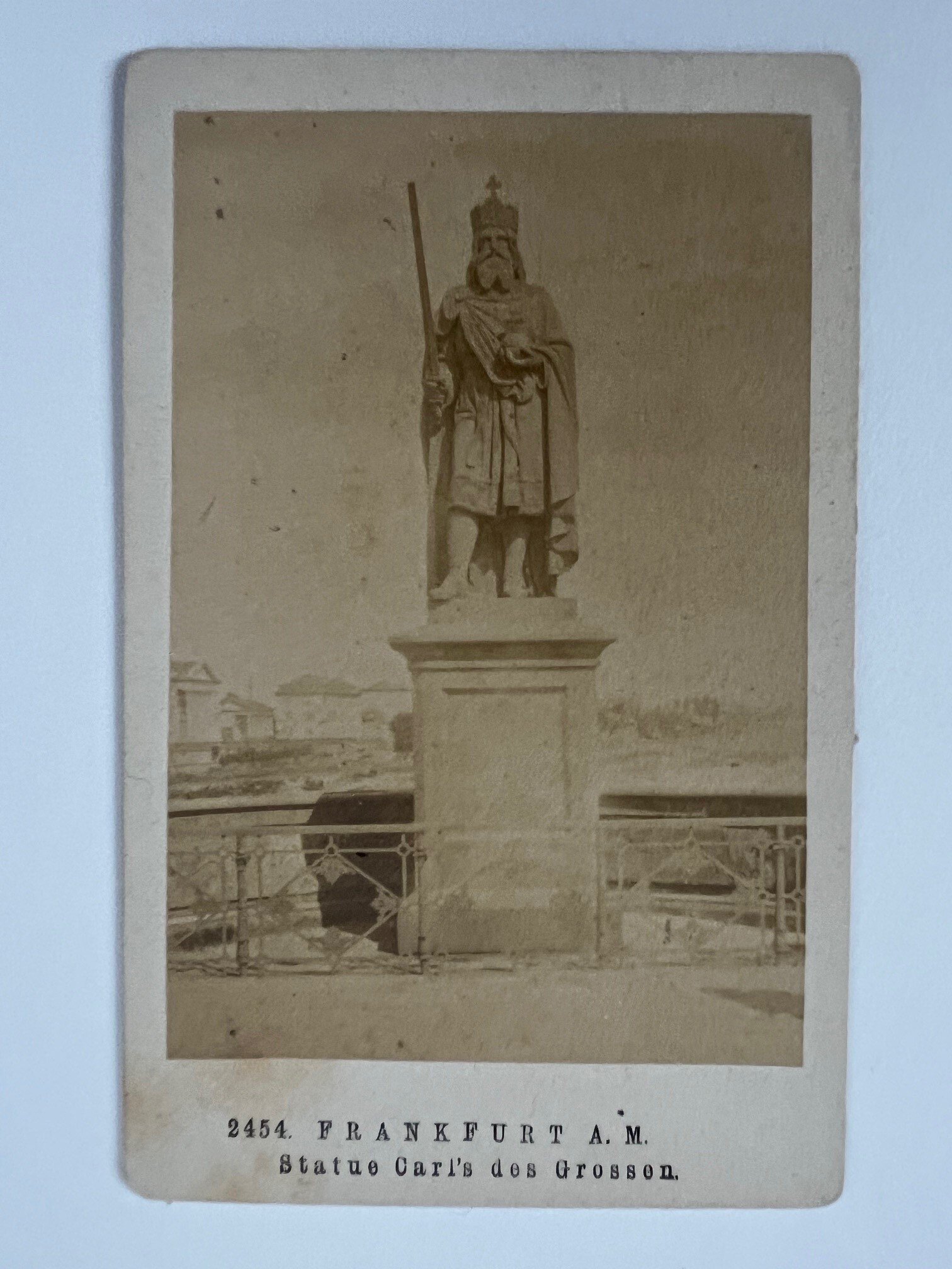 CdV, Unbekannter Fotograf, Frankfurt, Statue Carl´s des Grossen, ca. 1876. (Taunus-Rhein-Main - Regionalgeschichtliche Sammlung Dr. Stefan Naas CC BY-NC-SA)