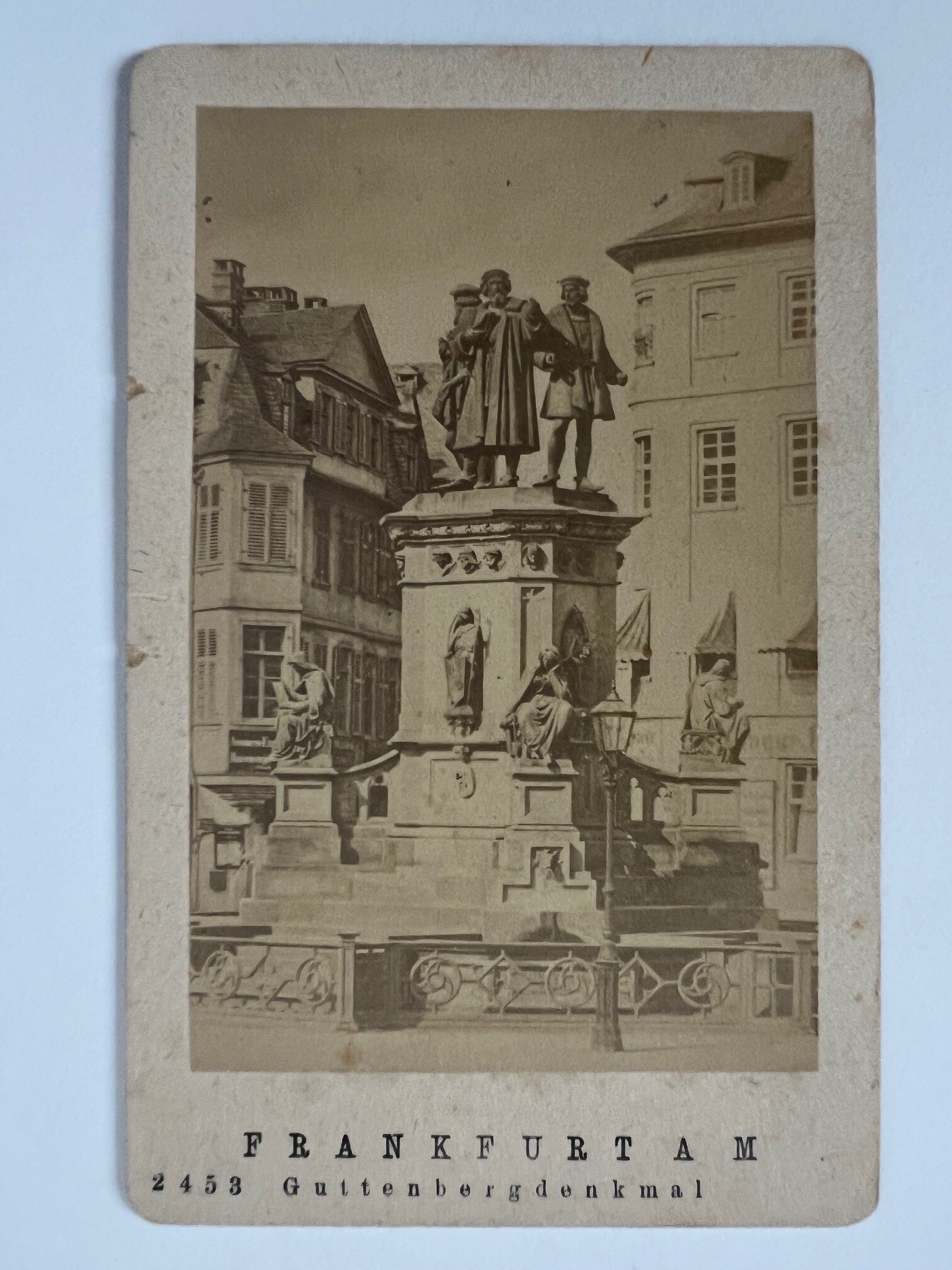 CdV, Unbekannter Fotograf, Frankfurt, Guttenbergdenkmal, ca. 1876. (Taunus-Rhein-Main - Regionalgeschichtliche Sammlung Dr. Stefan Naas CC BY-NC-SA)