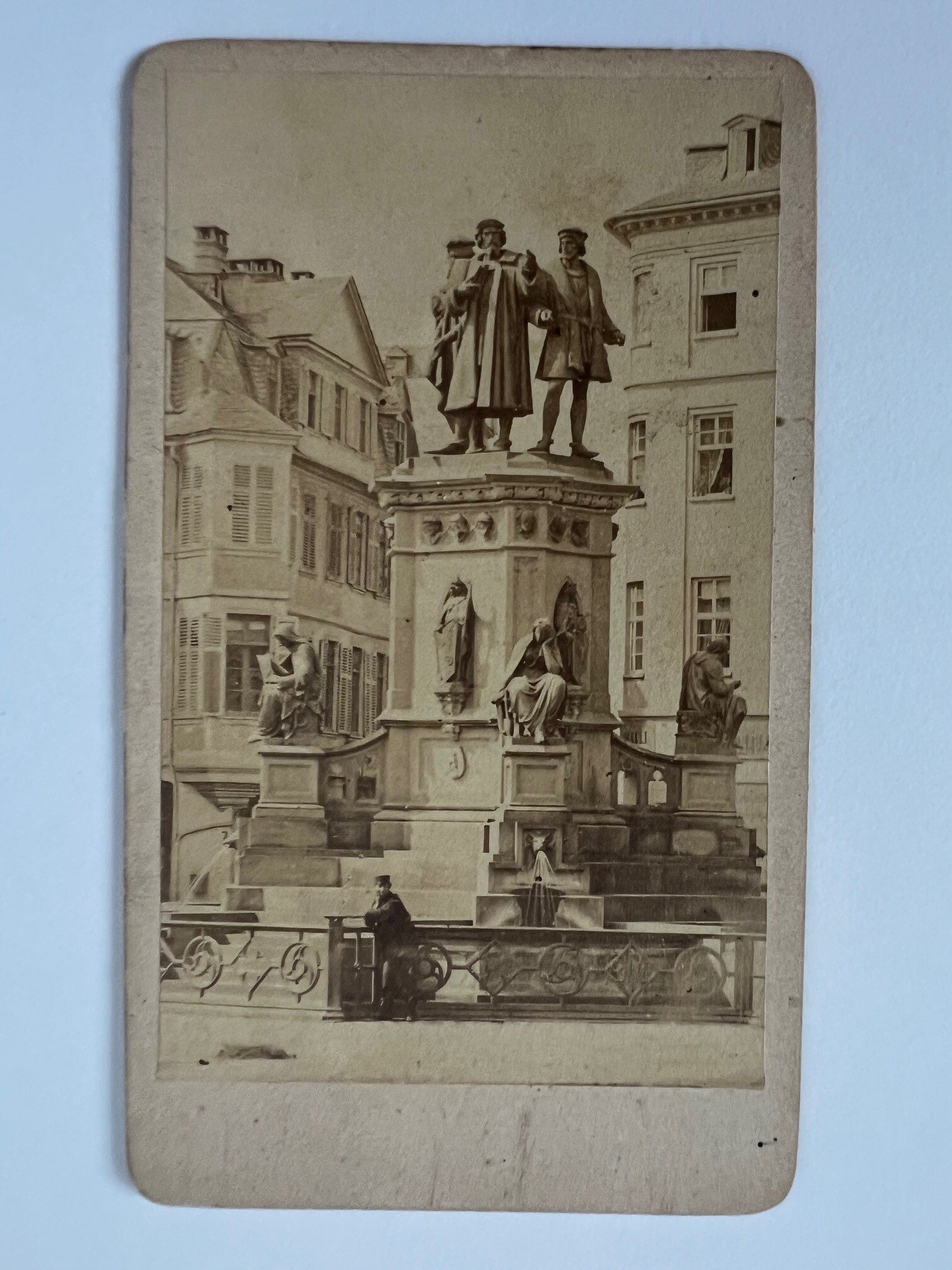 CdV, Straub und Kühn, Frankfurt, Das Guttenberg-Denkmal, ca. 1880. (Taunus-Rhein-Main - Regionalgeschichtliche Sammlung Dr. Stefan Naas CC BY-NC-SA)