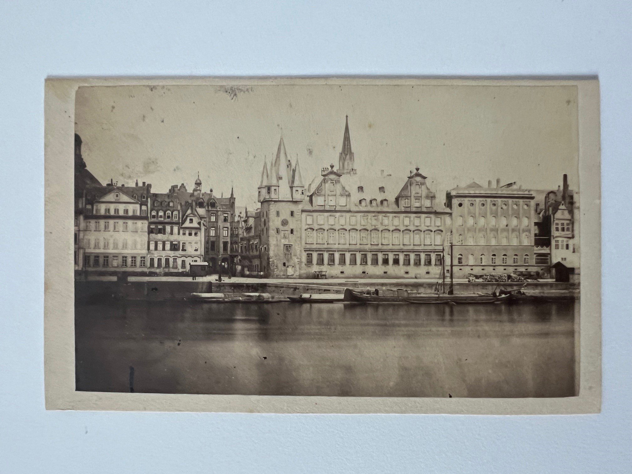 CdV, B. Sperling, Frankfurt, Mainquai, ca. 1864. (Taunus-Rhein-Main - Regionalgeschichtliche Sammlung Dr. Stefan Naas CC BY-NC-SA)