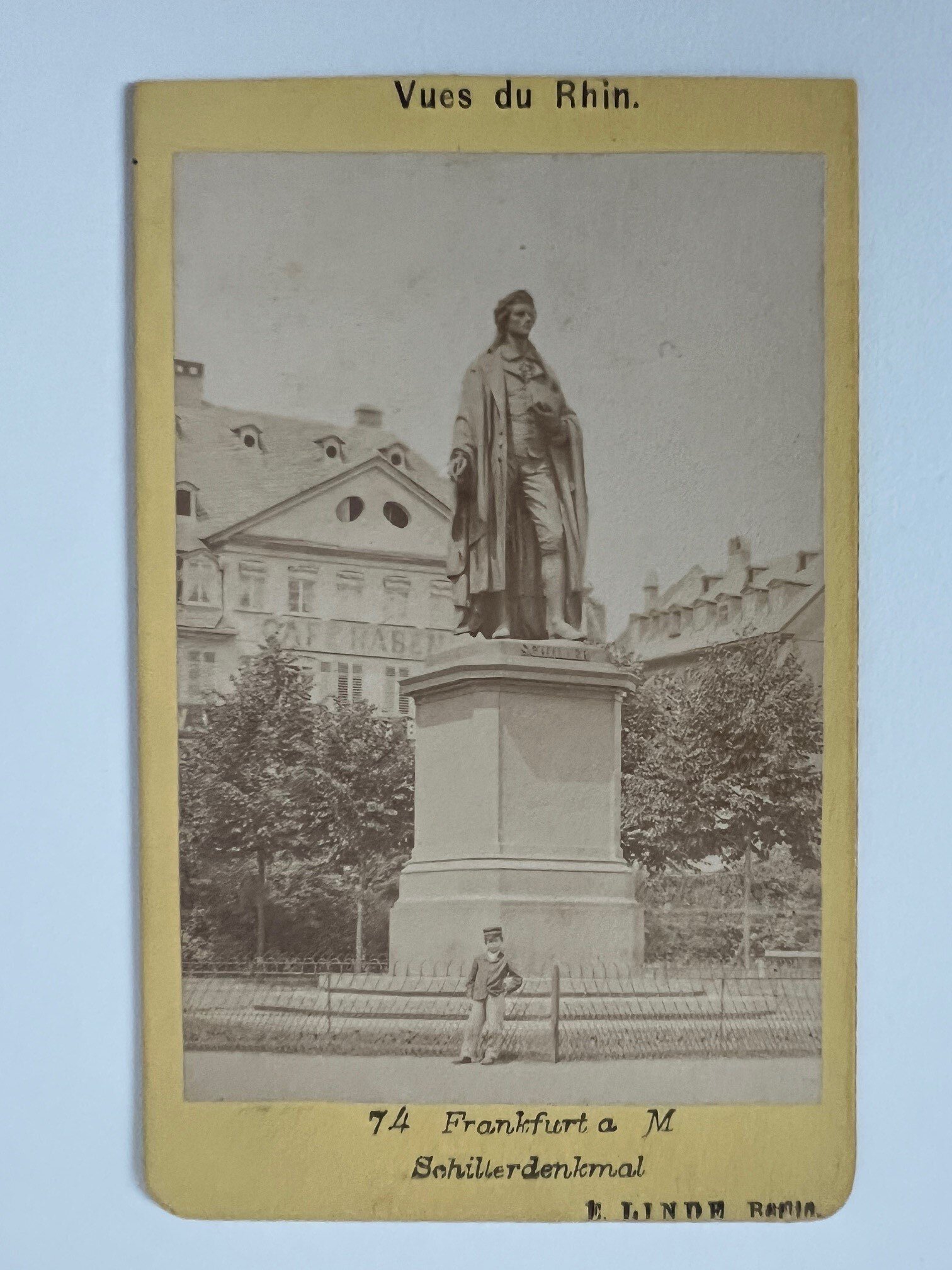 CdV, E. Linde, Frankfurt, Nr. 74, Schillerdenkmal, ca. 1874. (Taunus-Rhein-Main - Regionalgeschichtliche Sammlung Dr. Stefan Naas CC BY-NC-SA)