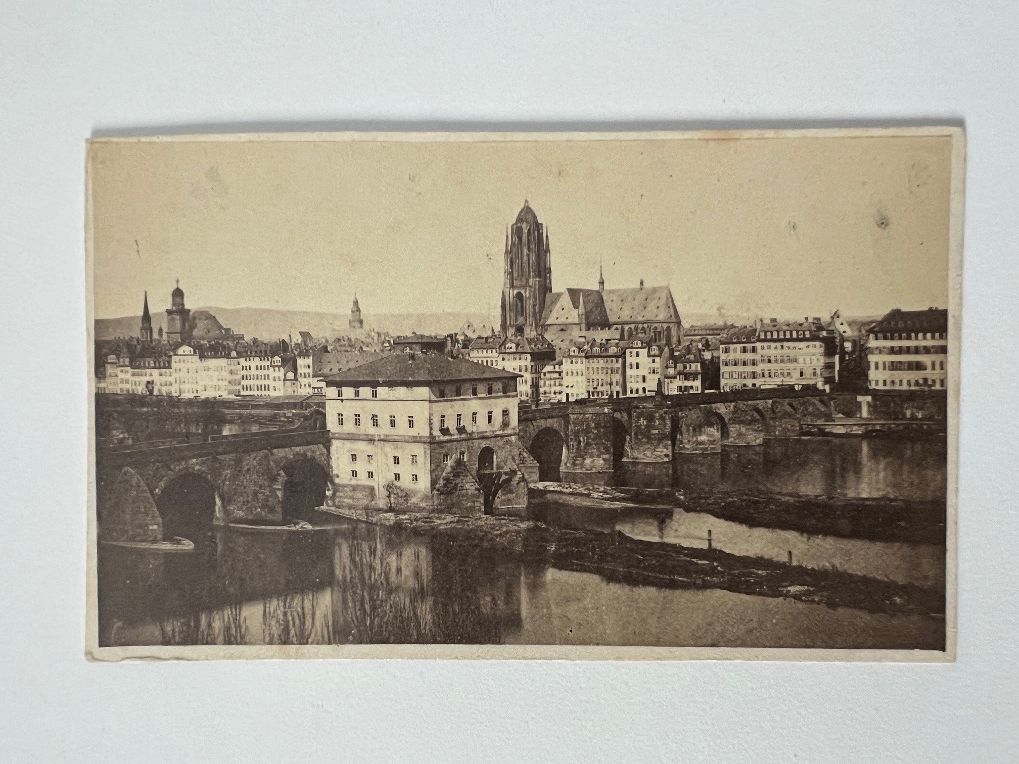 CdV, Friedrich Wilhelm Maas, Frankfurt, Alte Brücke mit Dom, ca. 1863. (Taunus-Rhein-Main - Regionalgeschichtliche Sammlung Dr. Stefan Naas CC BY-NC-SA)