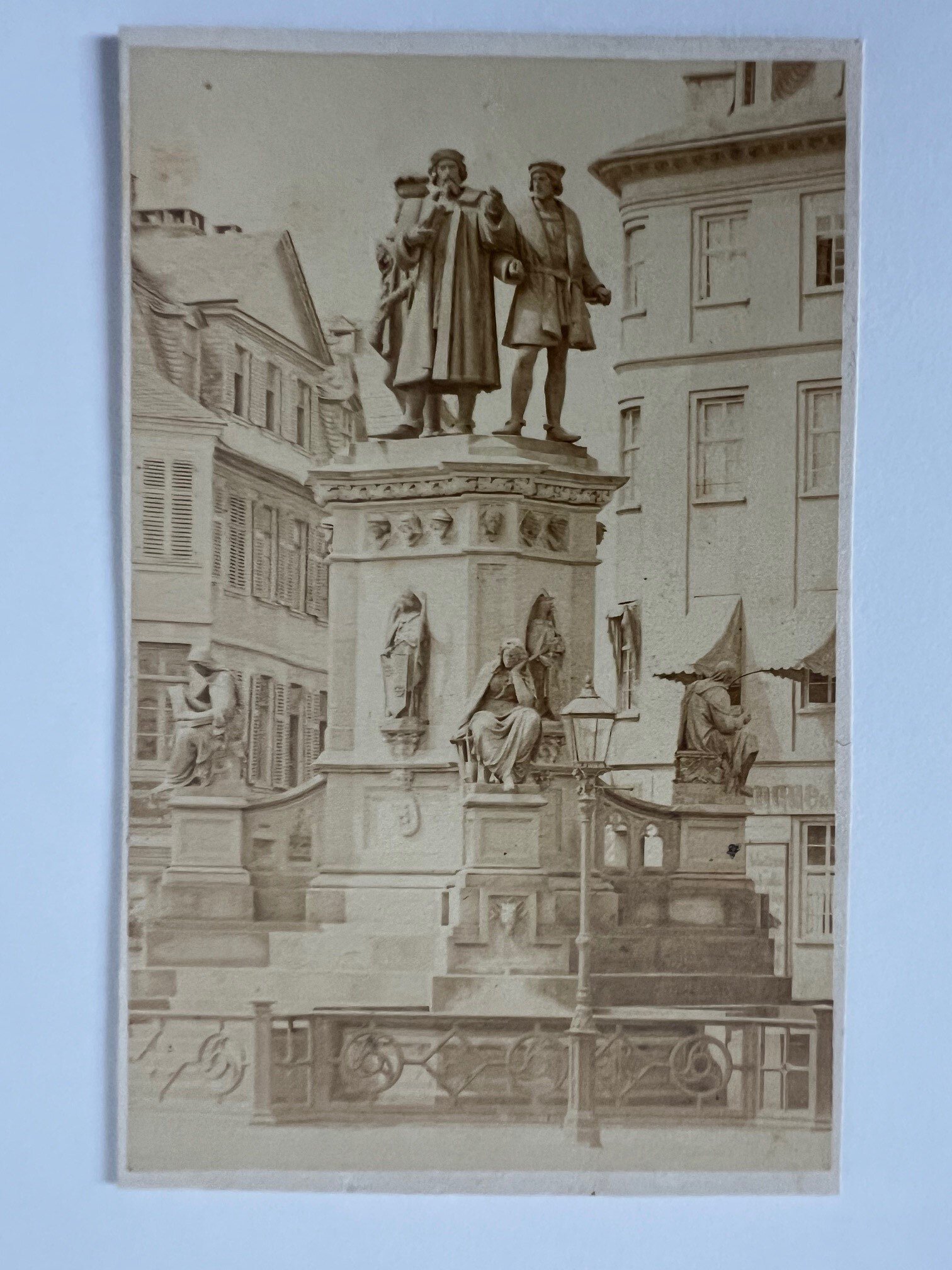 CdV, Friedrich Wilhelm Maas, Frankfurt, Das Guttenberg-Denkmal, ca. 1865. (Taunus-Rhein-Main - Regionalgeschichtliche Sammlung Dr. Stefan Naas CC BY-NC-SA)