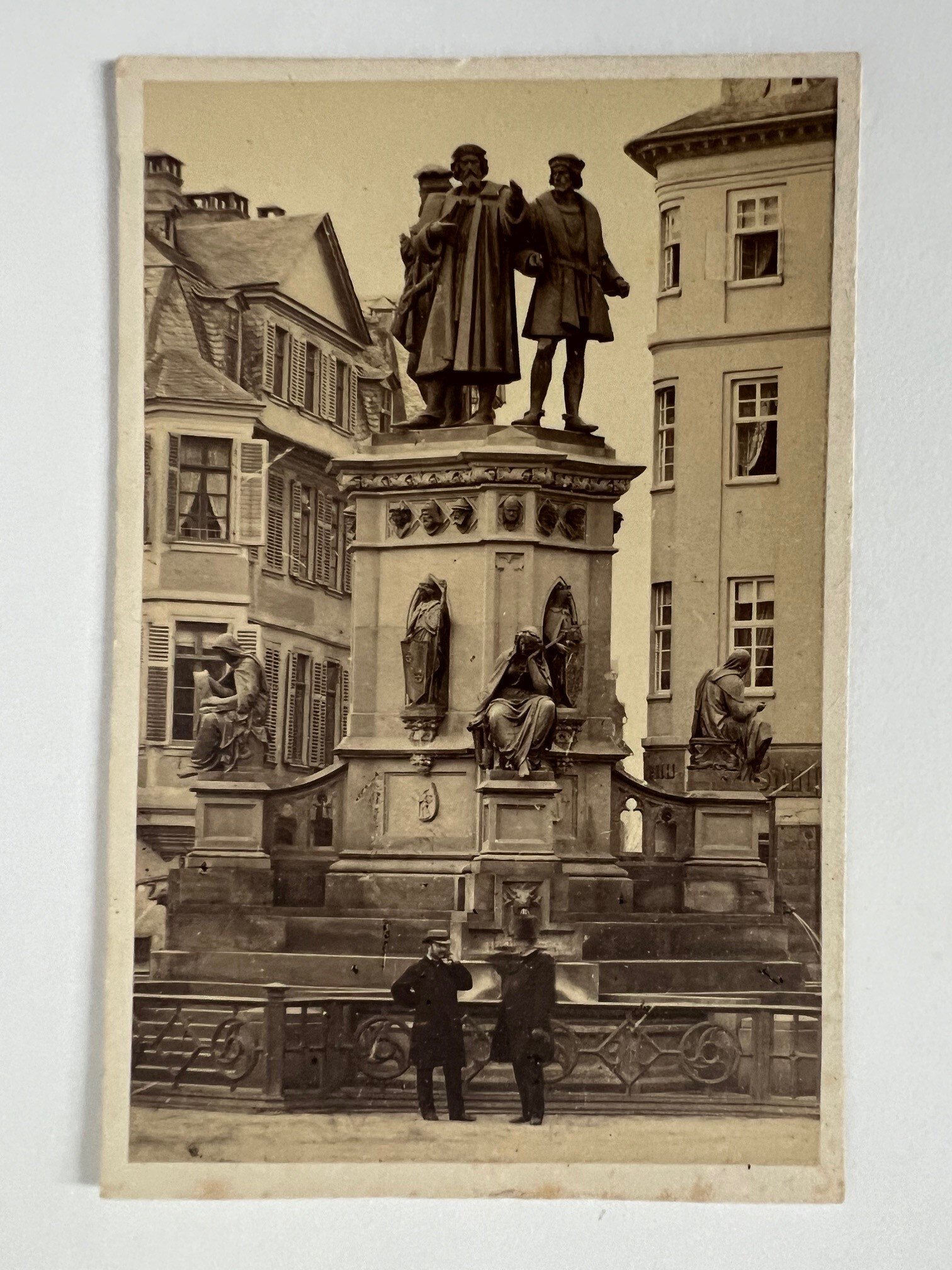 CdV, Friedrich Wilhelm Maas, Frankfurt, Das Guttenberg-Denkmal, ca. 1865. (Taunus-Rhein-Main - Regionalgeschichtliche Sammlung Dr. Stefan Naas CC BY-NC-SA)